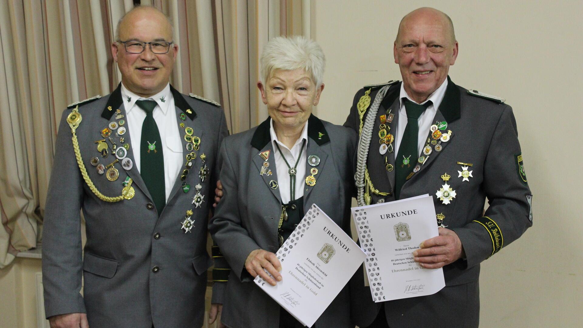 Für 40 Jahre Mitgliedschaft erhielten Elsbeth Ahrensfeld, Wilfried Thoden und Johann Wienberg Urkunden, Nadeln, sowie ein Geschenk.