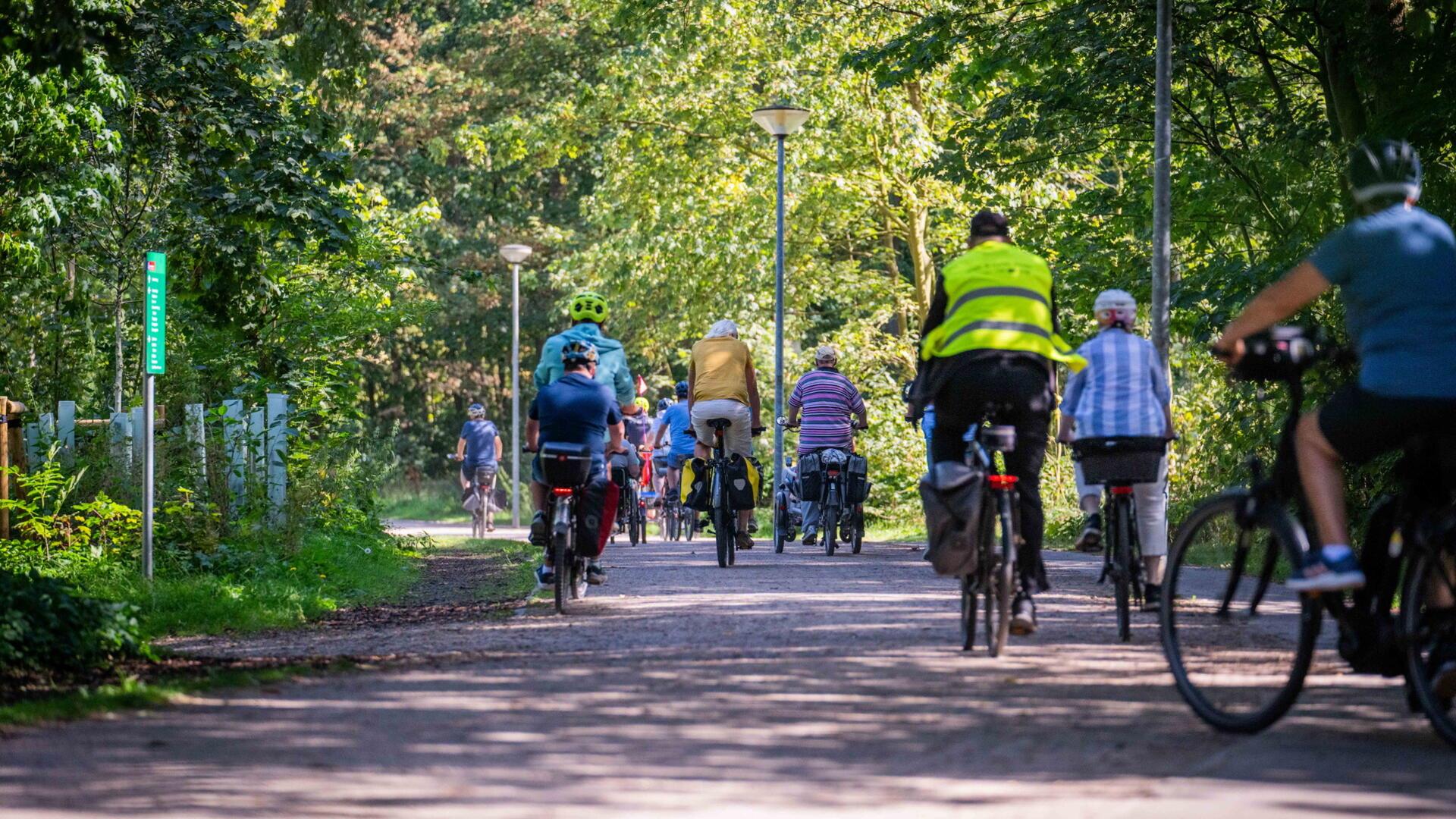 Radfahrer sind in Bremerhaven unterwegs.