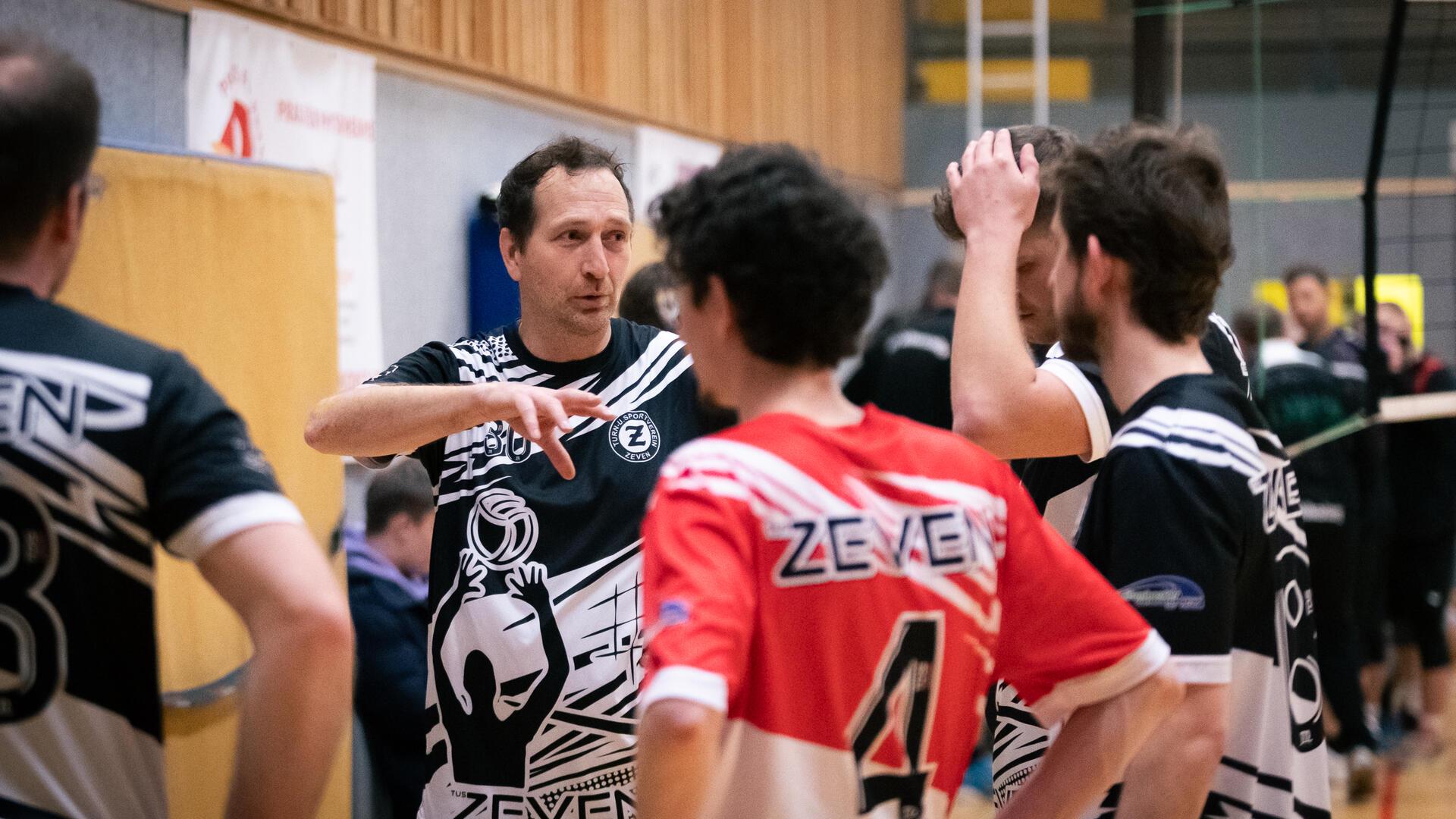 Für Spielertrainer Thorsten Möckel gab es bei der Partie gegen den TSV Auetal einiges an Redebedarf.