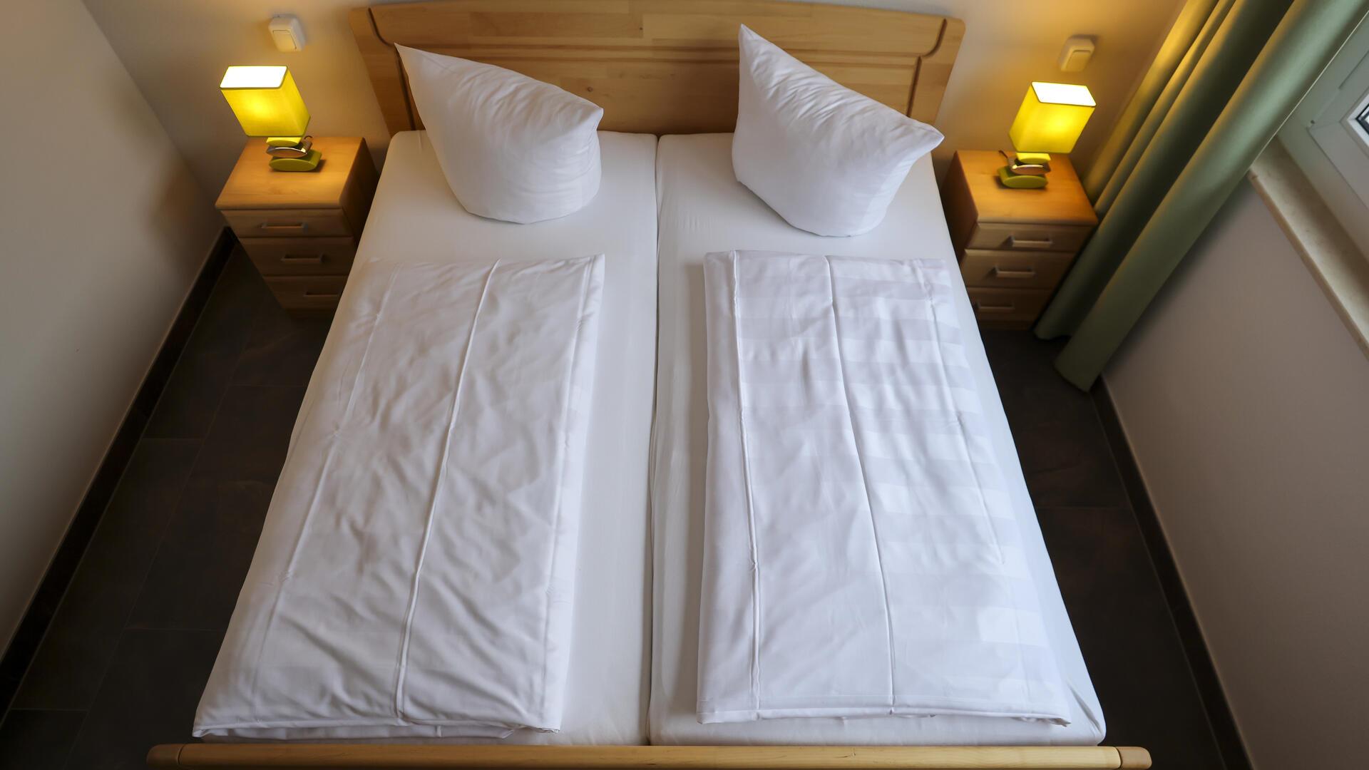 Hotelbetten mit Nachttisch. 