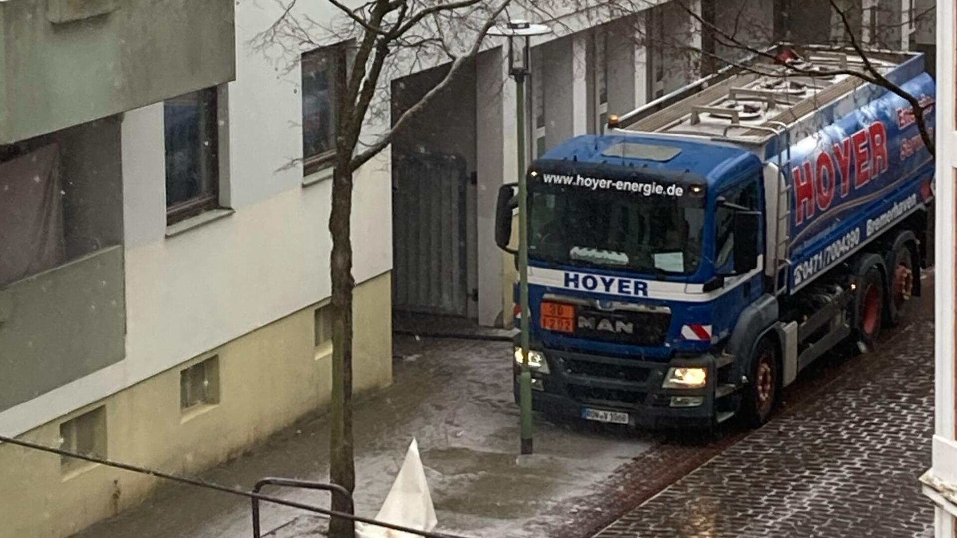 Ein Tankwagen der Firma Hoyer. 