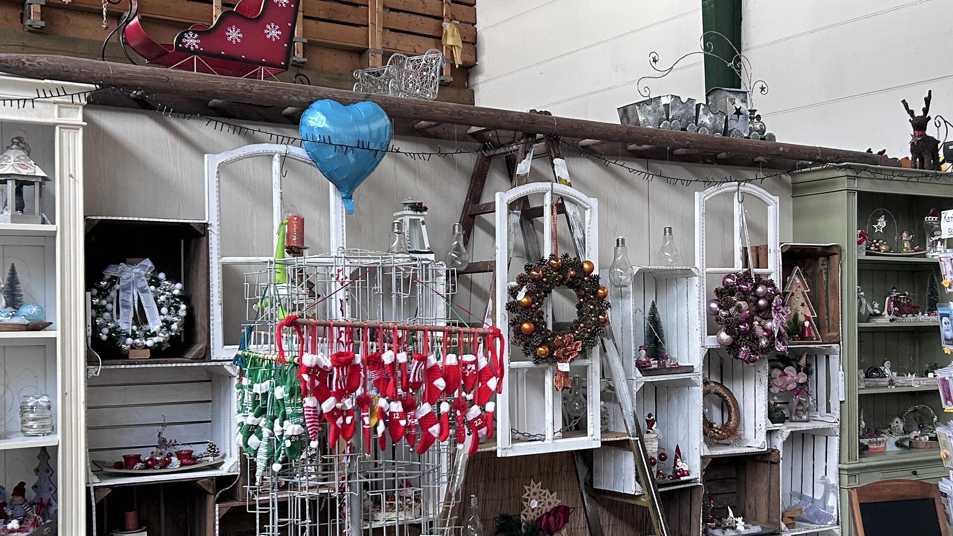 In einer Halle stehen diverse Schränke und Regale mit Weihnachtsschmuck und Weihnachtsdeko.