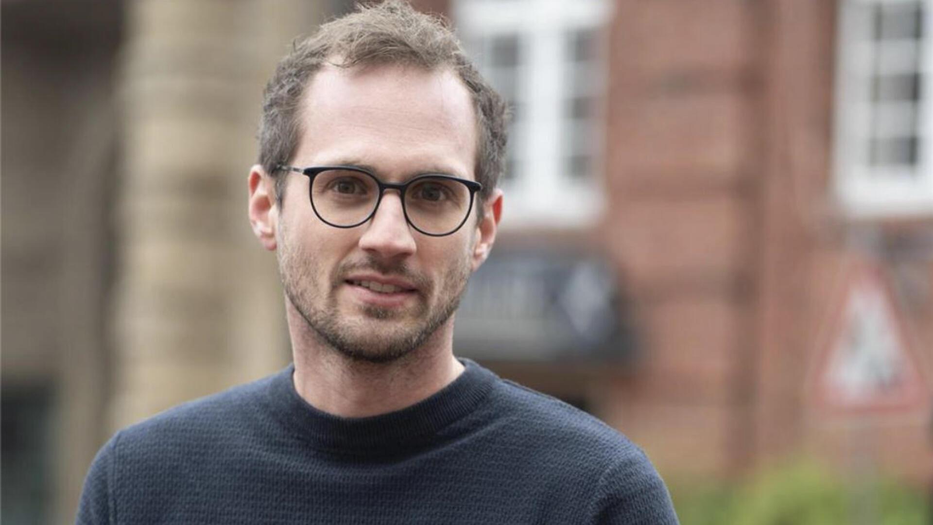 Für den Bundestagswahlkampf lässt sich Joachim Fuchs (Bündnis 90/Die Grünen) vor dem Rathaus in Buxtehude fotografieren.