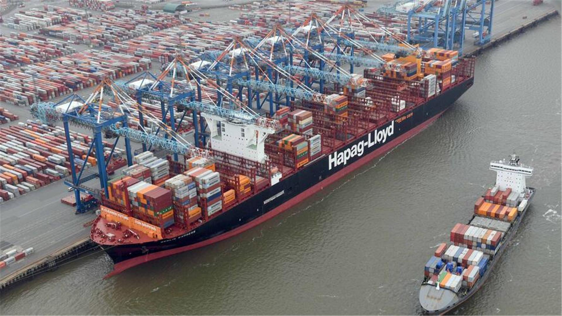 Luftaufnahme des NTB-Terminals in Bremerhaven mit dem Containerschiff „Berlin Express“ von Hapag-Lloyd am Kai und sechs Containerbrücken im Einsatz.