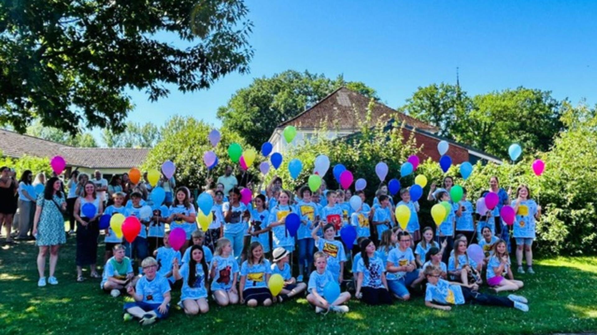Für die Viertklässler der Oste-Grundschule beginnt nach den Ferien ein weiterer Schritt ihrer Schullaufbahn. Schulleiterin Birgit Arnoldt verabschiedete sie.