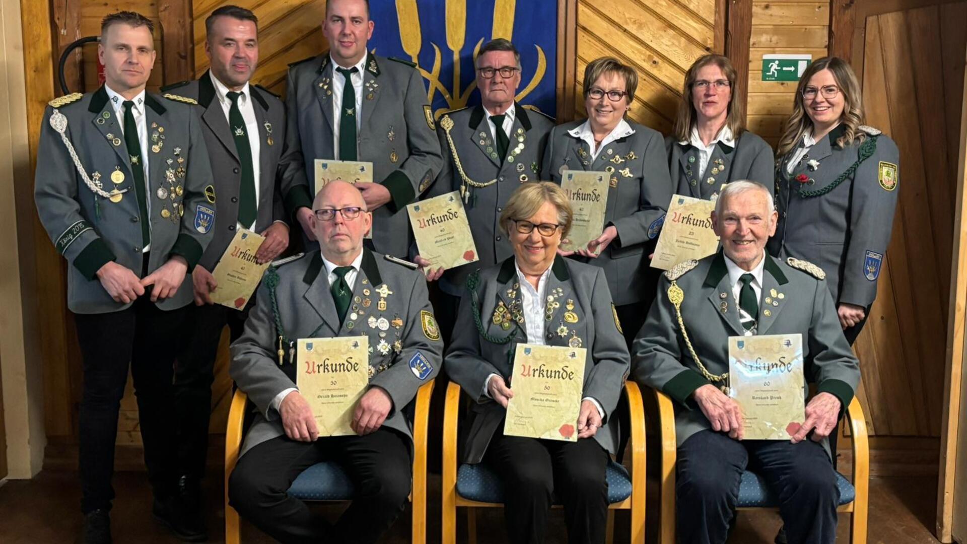Für langjähige Mitgliedschaft bei den Hollener Schützen geehrt 