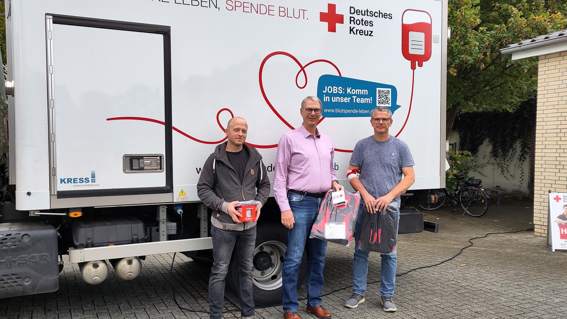 Für sie war die jüngste Blutspende zugleich ein Jubiläum (von links: Nils Rugen spendete zum 25. Mal, Bernd Sievert und Carsten von Salzen gaben jeweils zum 75 Mal von ihrem Lebenssaft.