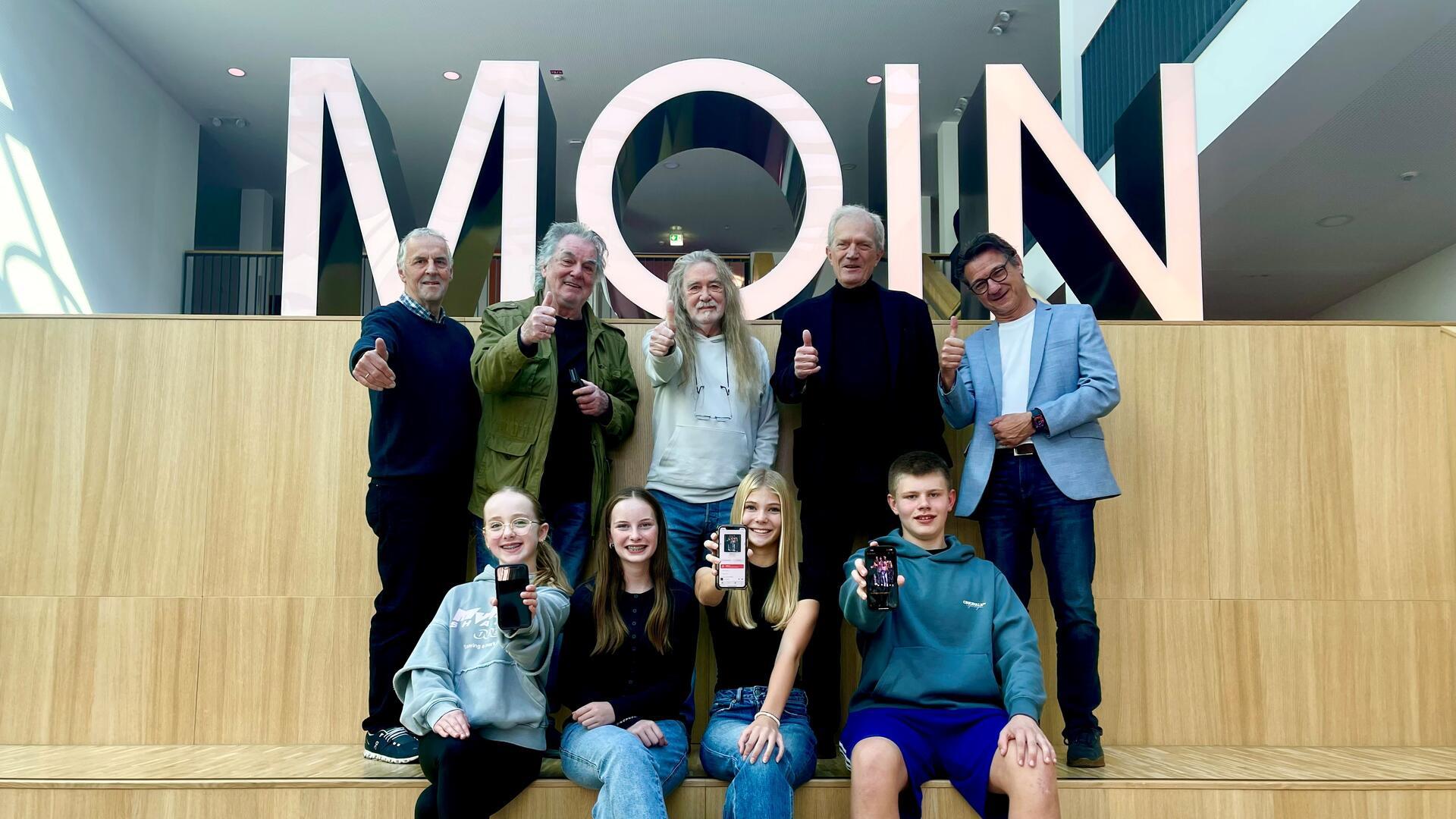 Fürs Pressefoto war die Kulisse im Bremervörder Gymnasium "wie gemalt". Die MOIN-Buchstaben verweisen im wahrsten Sinne des Wortes auf eine neue Ebene für das seit fünf Jahren laufende Plattdeutsch-Projekt, bei dem viele Akteure erfolgreich an einem Strang ziehen. Allen voran: die Schüler, deren Songs seit heute online auf allen Streaming-Diensten zu hören sind.