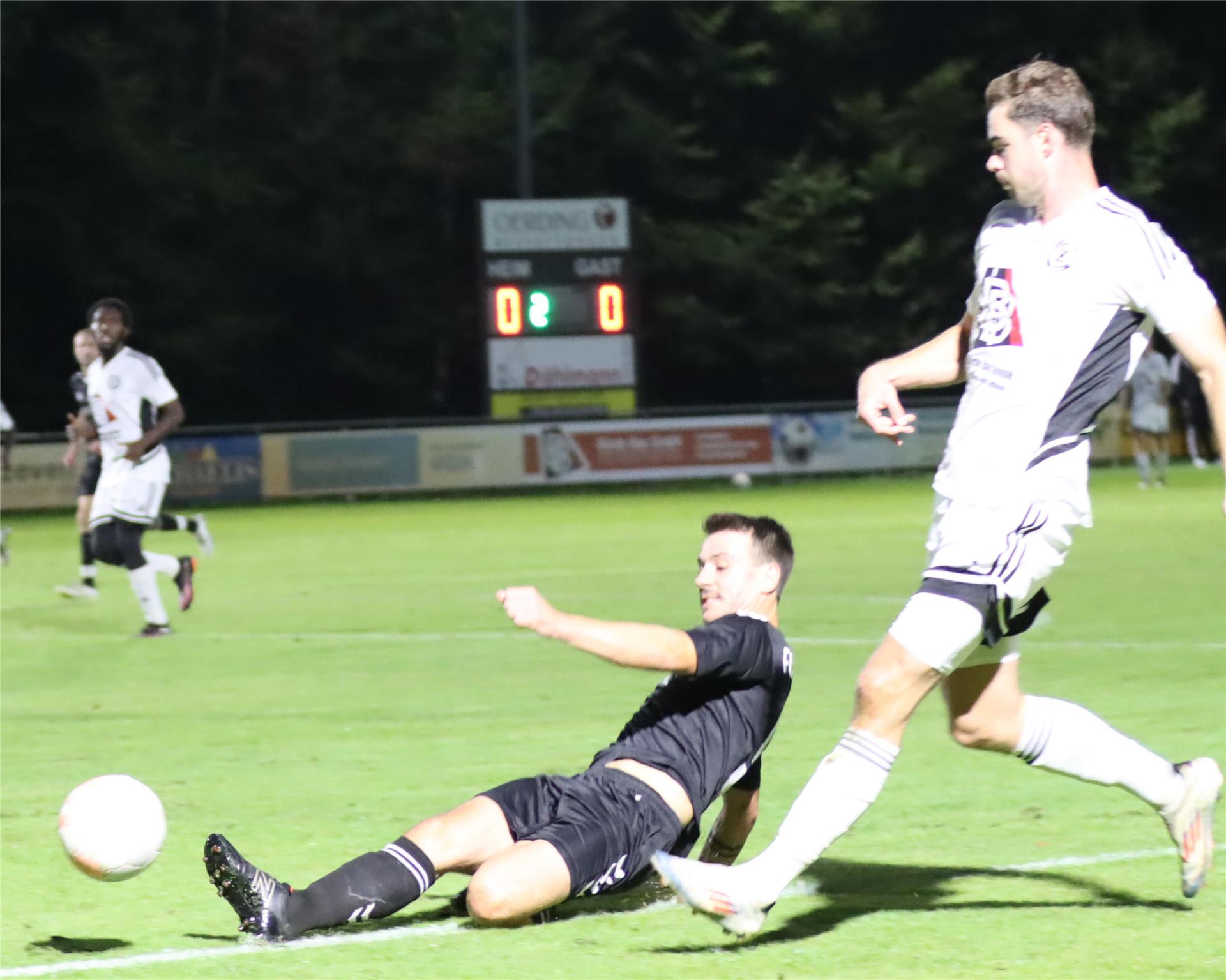 Nordheide nimmt beim 2:1-Sieg den ersten Dreier der Saison aus Zeven mit Fynn-Lennart Panke rettet mit einer langen Grätsche vor dem heranstürmenden Franjo Kohl.