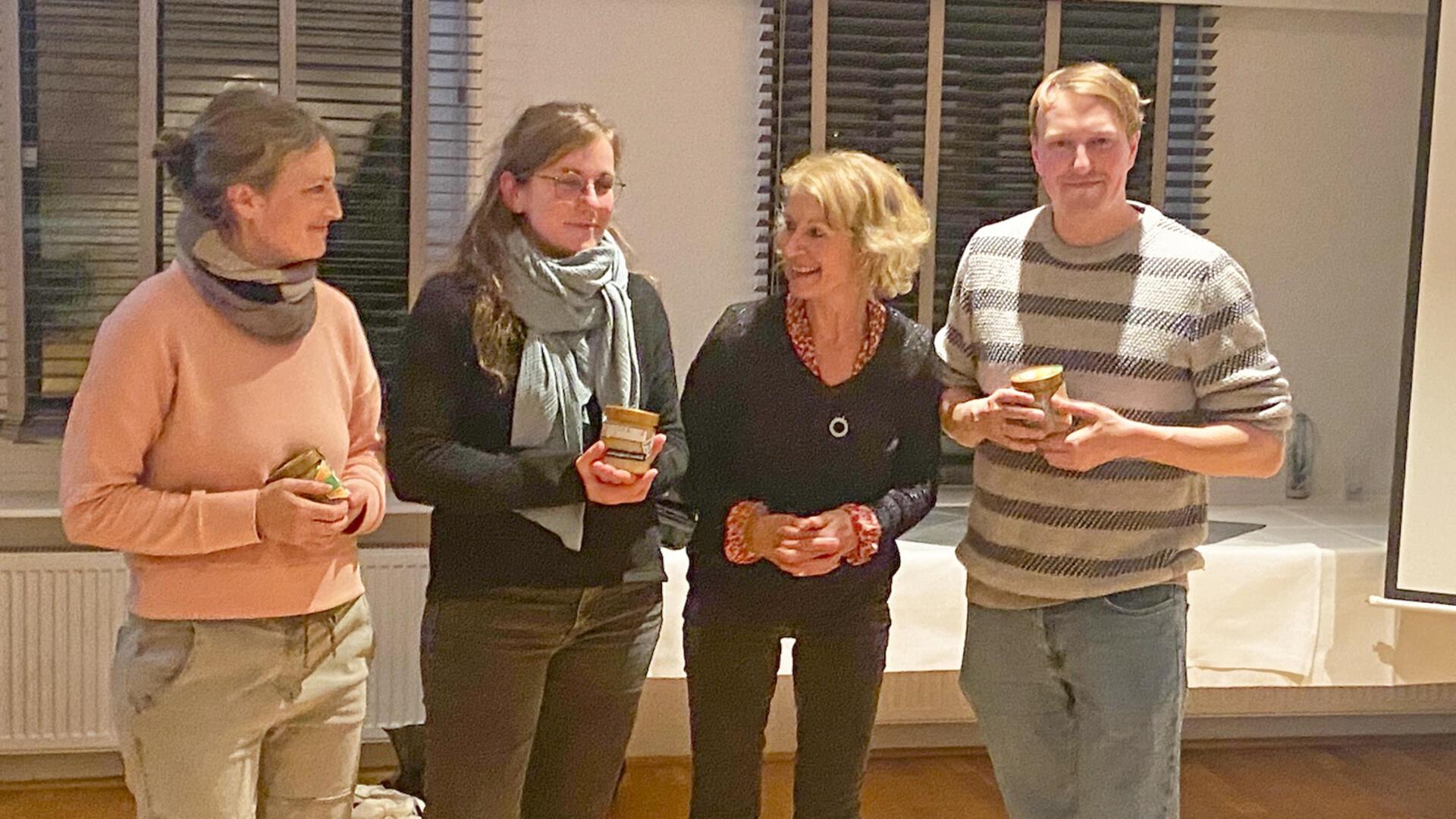 GEW-Vorsitzende Sabine Stahmann-Wruck (Zweite von rechts) bedankt sich bei den Referenten Sabrina Marten, Karen Buijs und Felix Weber.