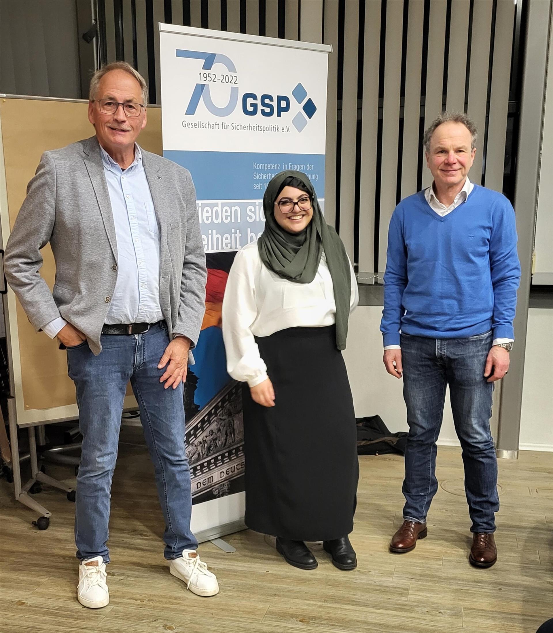 GSP-Sektionsleiter Werner Hinrichs (links), Referentin Hager Ali und der stellvertretende Sektionsleiter Axel Loos.