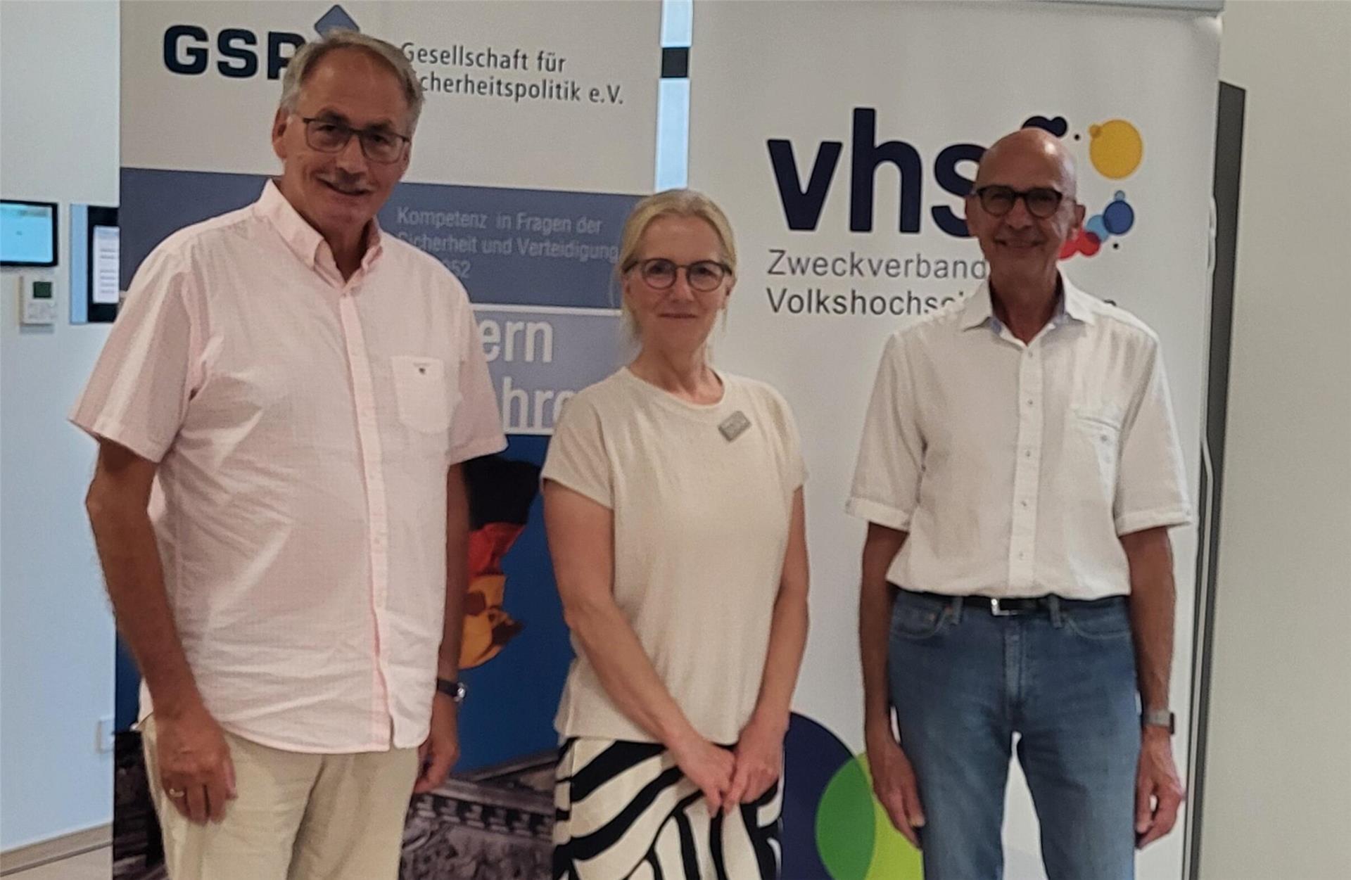 GSP-Sektionsleiter Werner Hinrichs (von links) mit Anne Cordes von der VHS Zeven und dem Referenten, Brigadegeneral a.D. Reiner Schwalb.