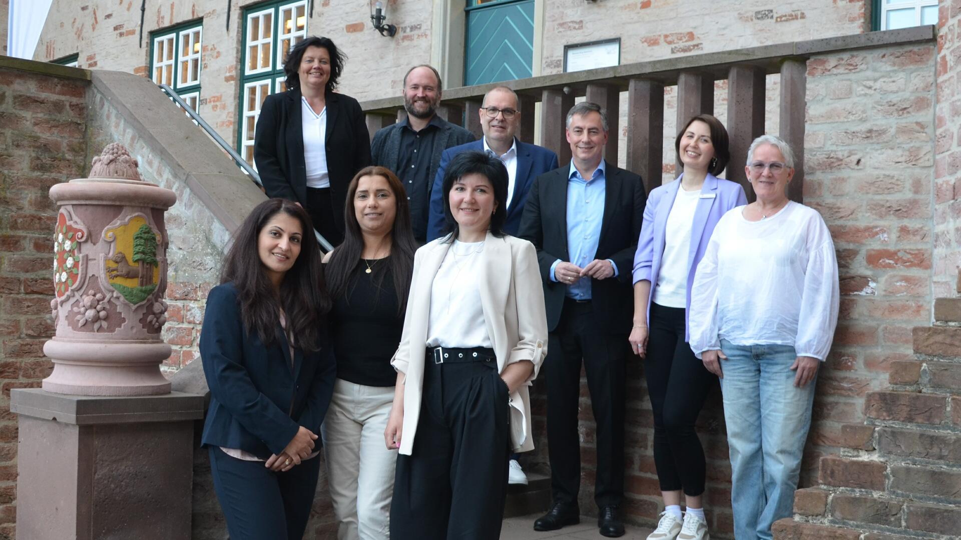 Gabi Kasten (hinten von links), Dr. Andreas Hüser, Thorsten Krüger und David McAllister ließen es sich nicht nehmen, gemeinsam mit Yuliya Kamp, Ute Feldt, (vorne von links) Weeda Kiomars-Asyan, Almaz Asan und Debulya Tetyana die Eröffnung der Ausstellung in der Beerster Burg zu feiern.