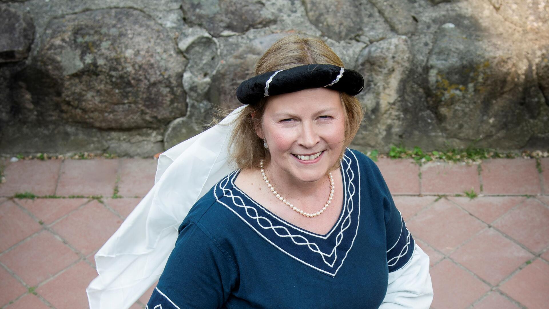 Gästeführerin Birgit Brunkhorst nimmt die Besucher:innen mit auf eine Zeitreise ins Jahr 1585.