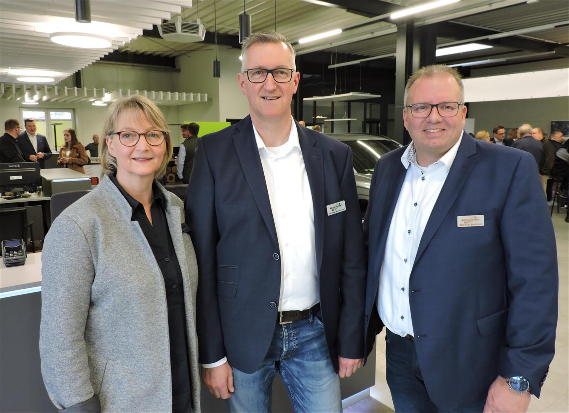 Gastgeber Christian Brunkhorst (Mitte) mit Ehefrau sowie Markus Burfeind vom Autohaus Brunkhorst in Bremervörde (rechts) freuen sich auf zahlreiche Gäste beim Unternehmerabend.