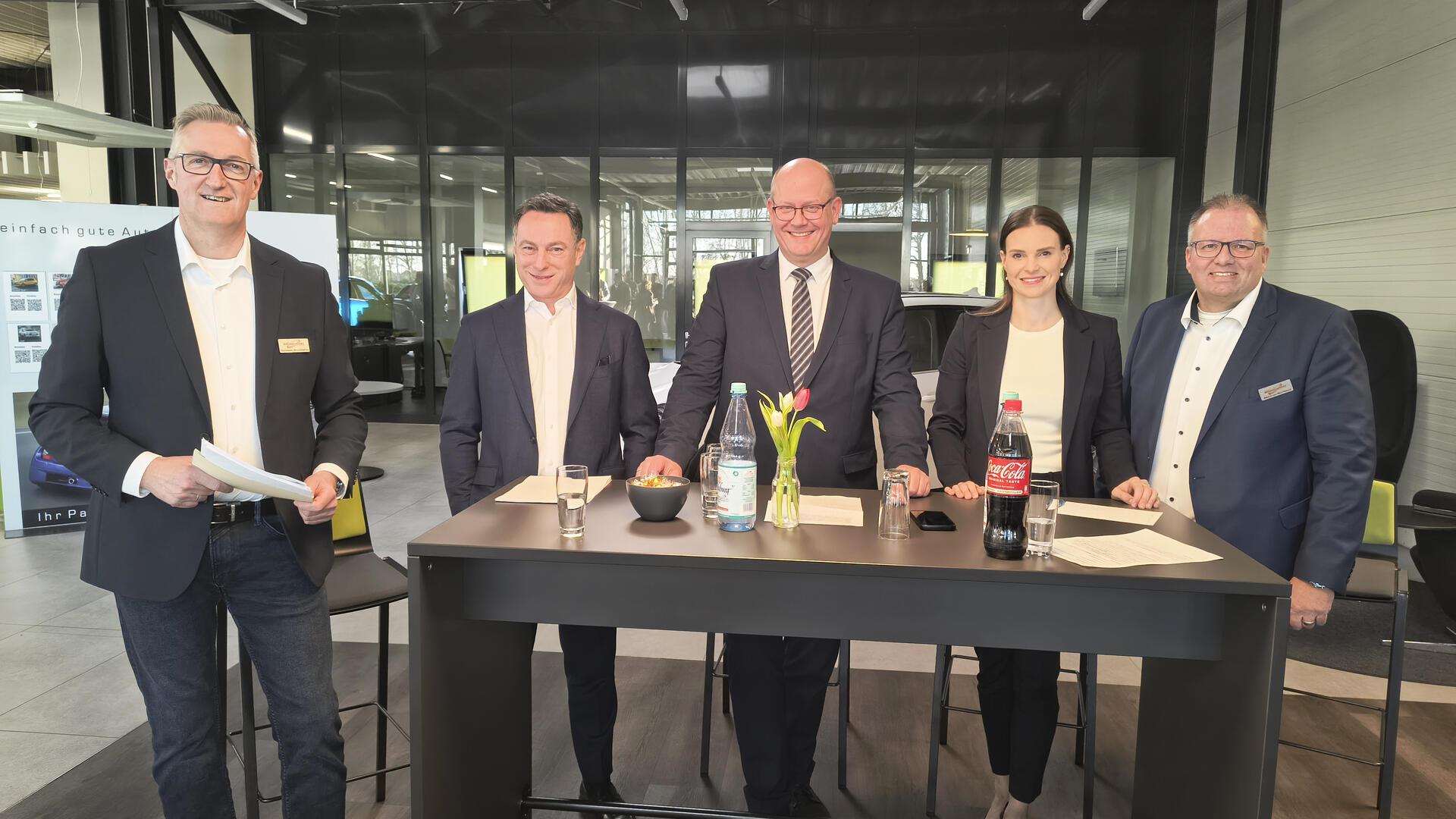 Gastgeber Christian Brunkhorst (links) und Markus Burfeind (rechts) vom Autohaus Brunkhorst in Bremervörde begrüßten rund 140 Gäste sowie die Redner Vitus Eckert (Zweiter von links), Dr. Marco Mohrmann und Vanessa Zobel. 