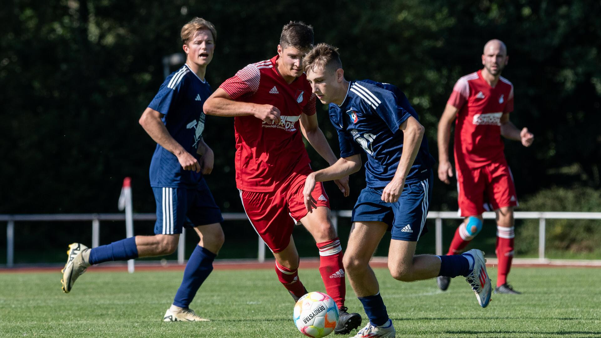 Geburtstagskind Aaron Vogel (am Ball) erzielte beim 6:3-Sieg gegen Scheeßel zwei Treffer.