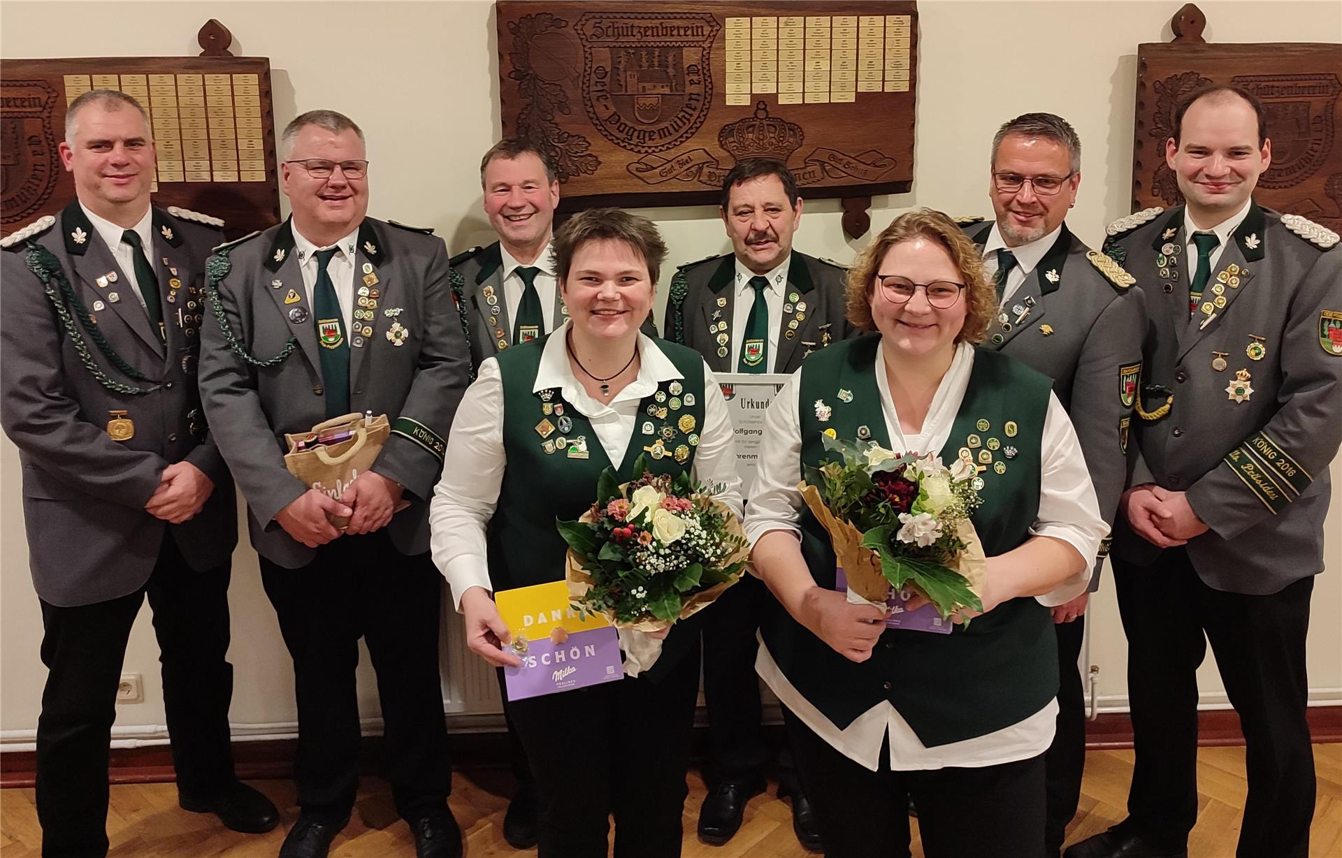 Jubiläum in 2027: Festausschuss nimmt seine Arbeit auf Geehrte Vereins- und ausgeschiedene Vorstandsmitglieder des Schützenvereins Oese-Poggemühlen: (von links, hinten) Christian Stanze, Heiko Breuer, Heiner Peimann, Wolfgang Bock, König Holger Engelke, Fabian Lau, (vorne) Petra Mehrtens und Tanja Breuer.