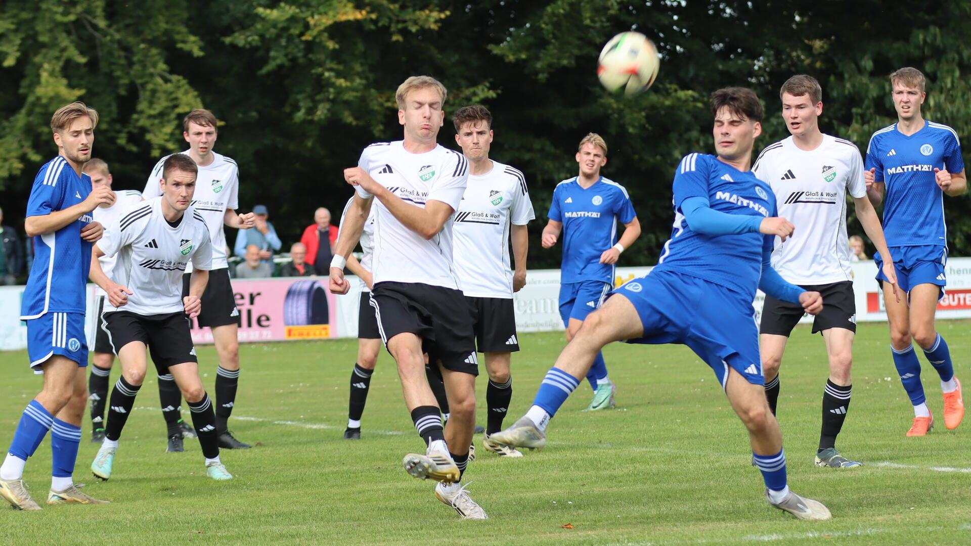 Gefahr im Ippenser Strafraum – Alexander Wagner (Mitte) klärt energisch. Die Hintermannschaft der Spielvereinigung wird auch beim Gastspiel in Ritterhude gefordert sein.