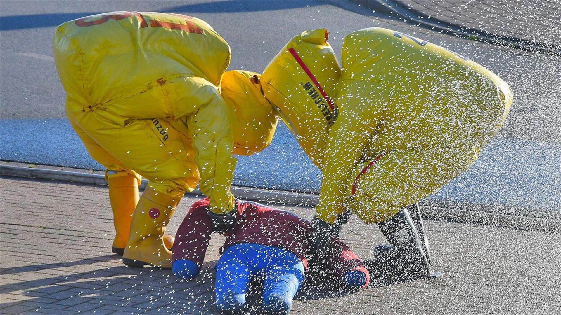 Gefahrgutexperten der Feuerwehr bei einer Übung.