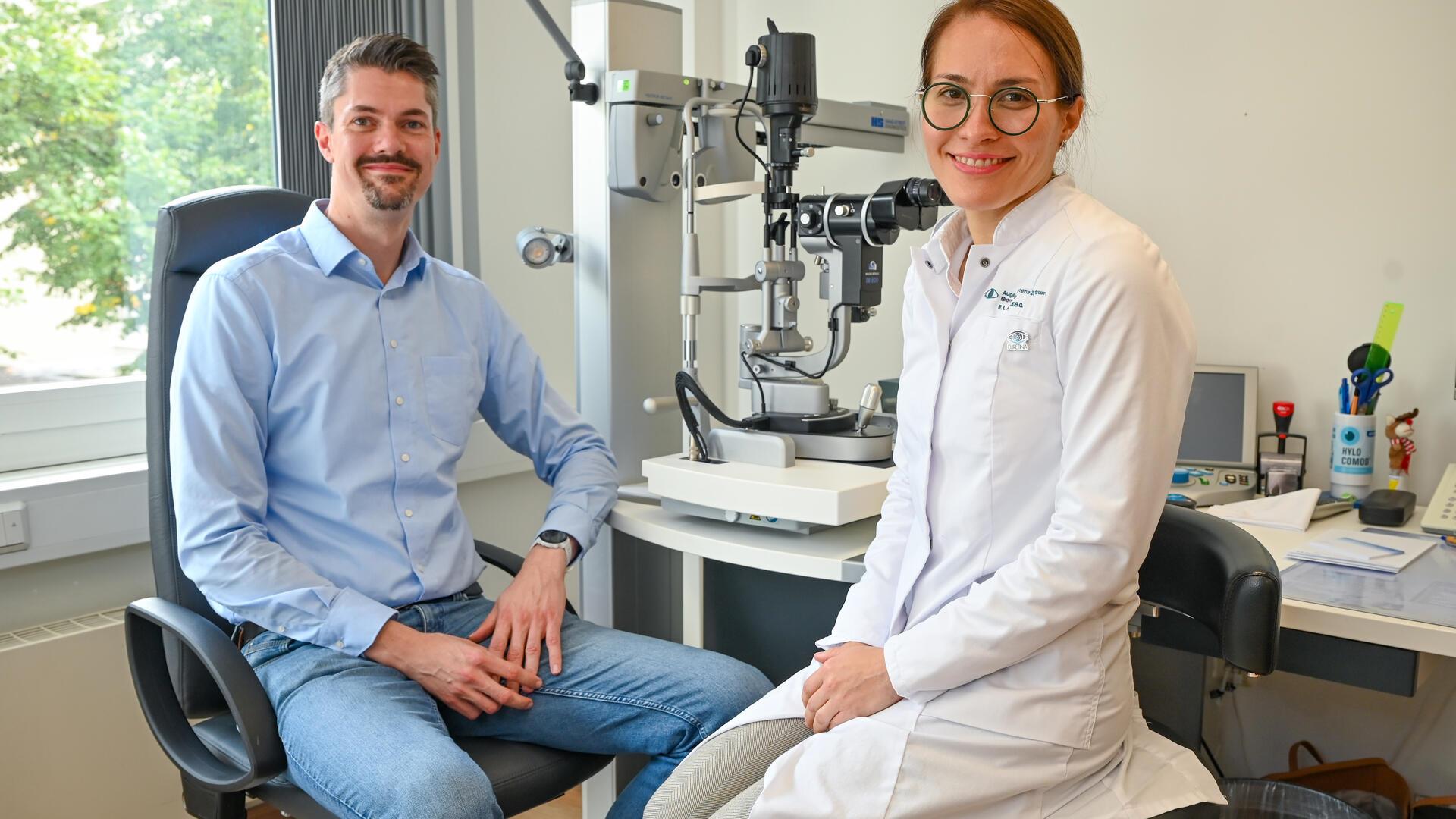 Gegen den Ärztemangel: Praxismanager Sebastian Fiedel und Augenärztin Elodia Lorena Ayala Flores haben gute Nachrichten für Augenpatienten. Die Praxen bilden selbst Nachwuchskräfte aus und weiter. 