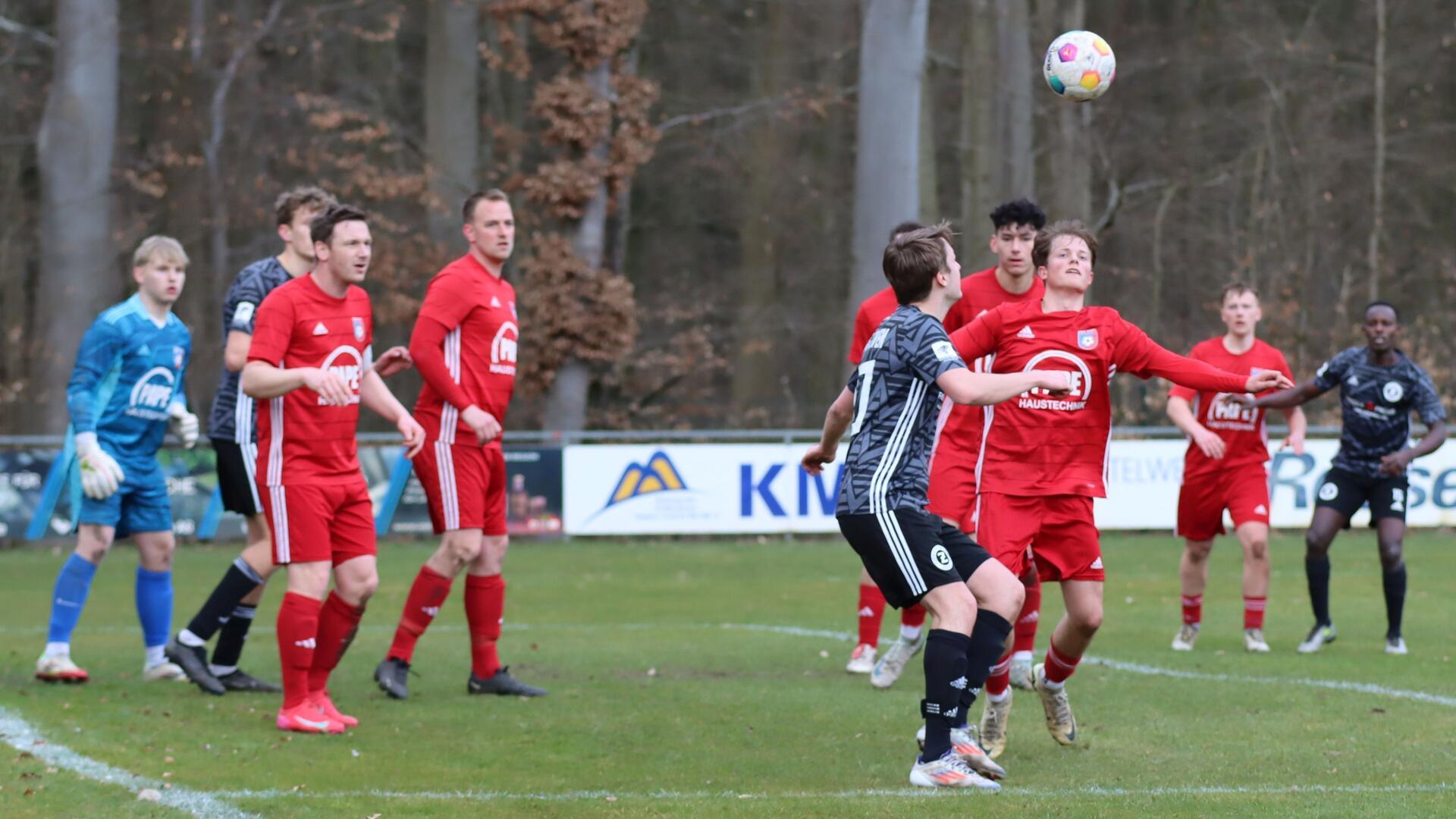 Gegen den TuS Zeven zeigte die FSV Hesedorf/ Nartum (rote Spielkleidung) eine konzentrierte Abwehrleistung, holte einen Punkte. Gegen Schlusslicht Karlshöfen sollen es unbedingt drei Zähler werden.