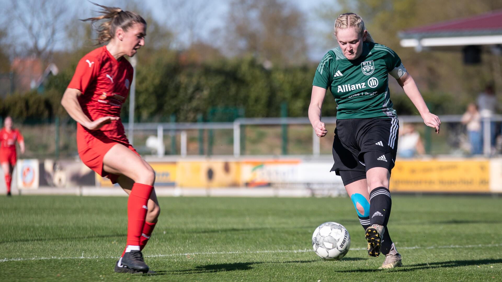 Glattes 0:3 für Wohnsterinnen bei Ahlerstedt/Ottendorf II Gegen die Ahlerstedter Oberligareserve war die Abwehr um Lisa Meier (rechts) ordentlich gefordert.
