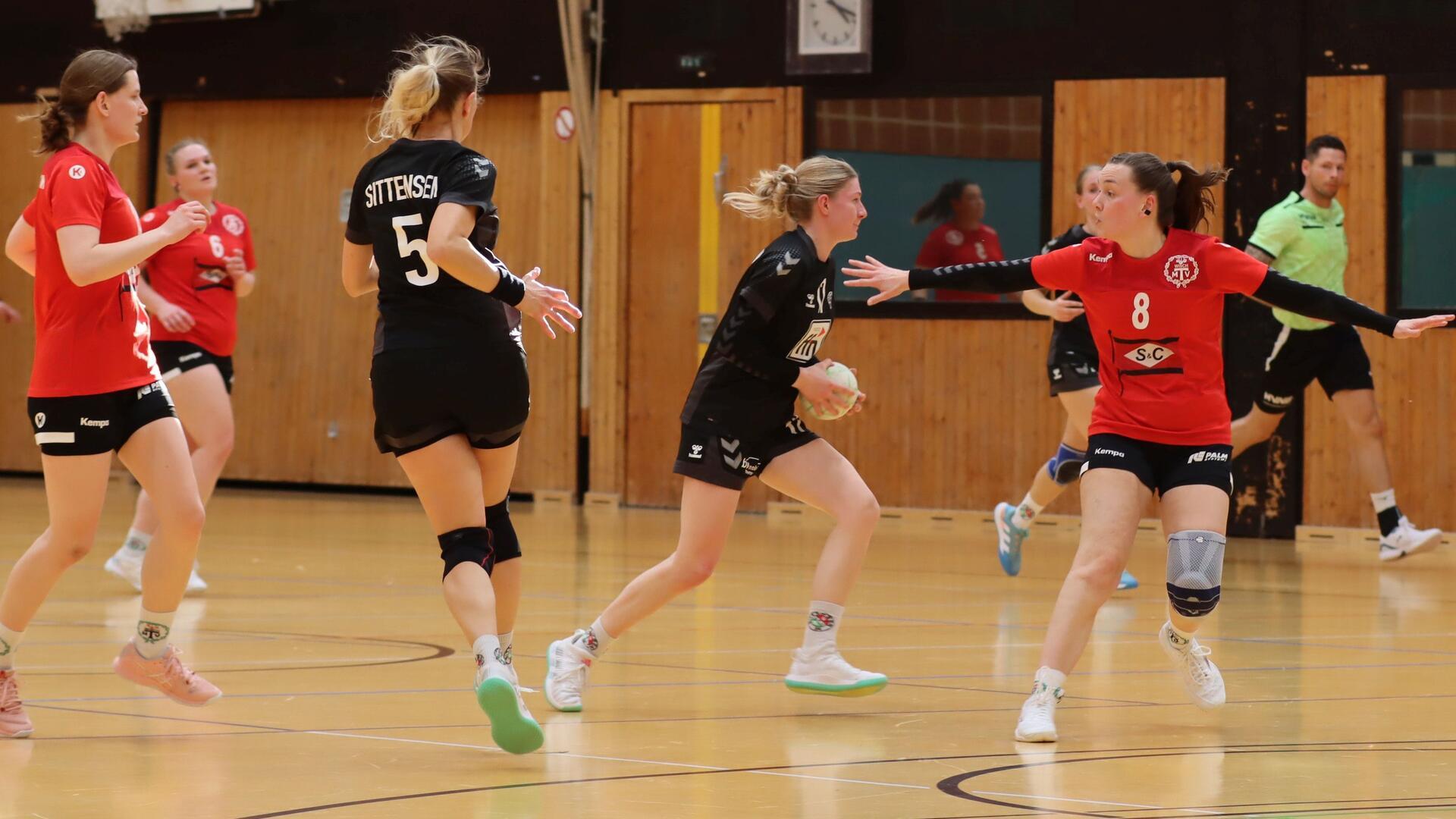 Gegen die dynamischen Angriffe des VfL Sittensen - hier mit Jana Pauline Lehr (am Ball) und Franziska Lachmann - hatten die Spielerinnen des MTV Wisch in der zweiten Halbzeit kaum noch Abwehrmöglichkeiten.