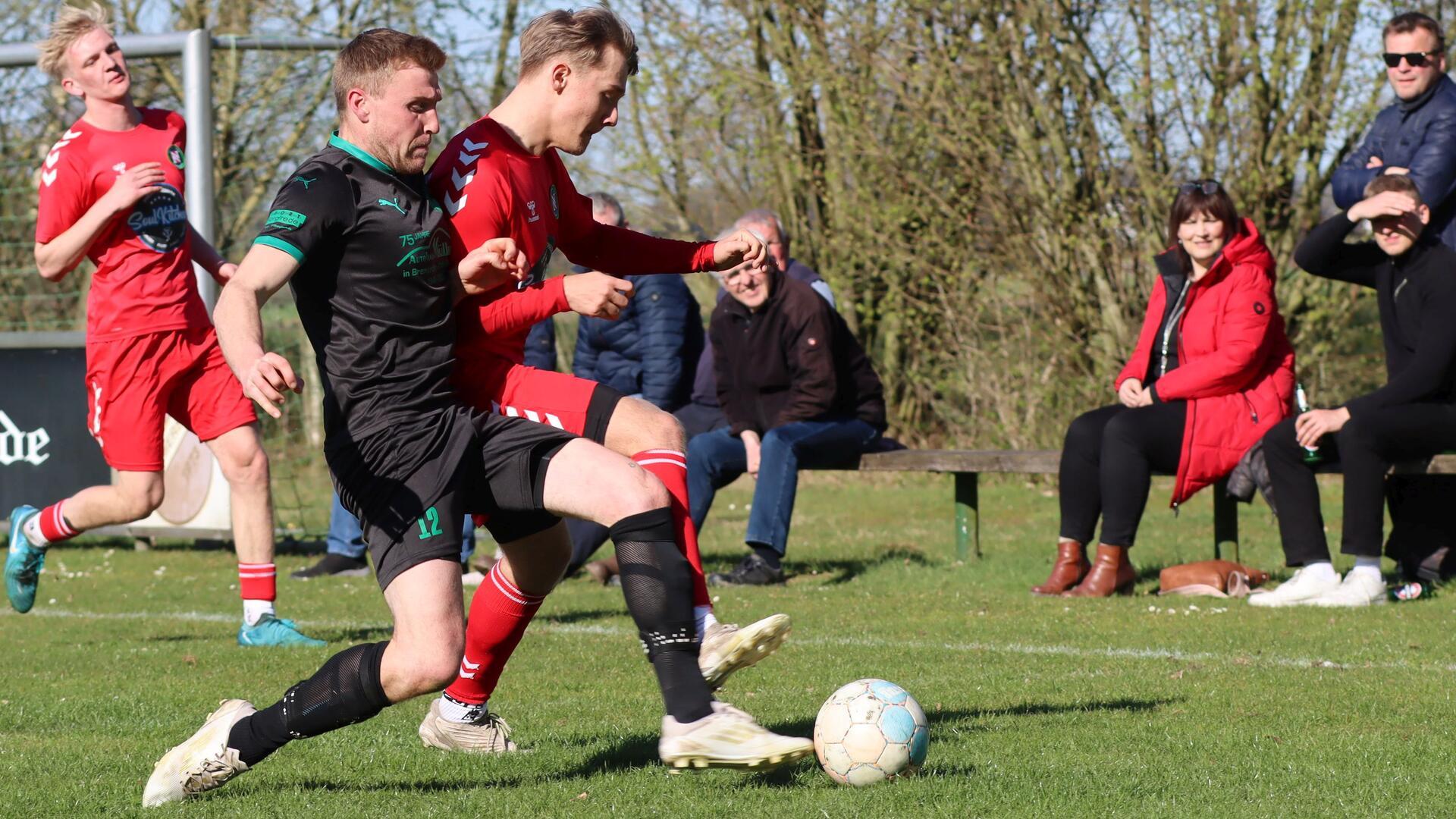 Gegen die energische Abwehr der Karlshöfener - hier grätscht Hanns-Christoph Nehring den Ball weg - konnten sich die Platzherren in Hamersen nur selten in Szene setzen.