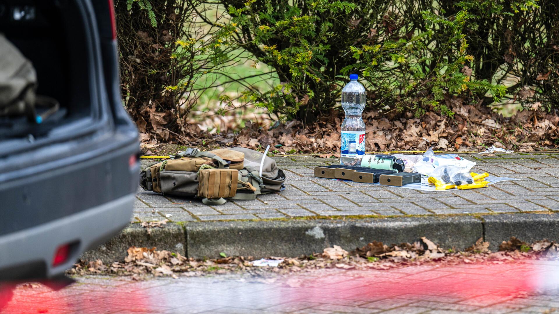 Gegenstände liegen neben einem Auto in der Nähe der Rotenburger Kaserne. Ein Bundeswehrsoldat steht im Verdacht, vier Menschen im niedersächsischen Landkreis Rotenburg (Wümme) erschossen zu haben.