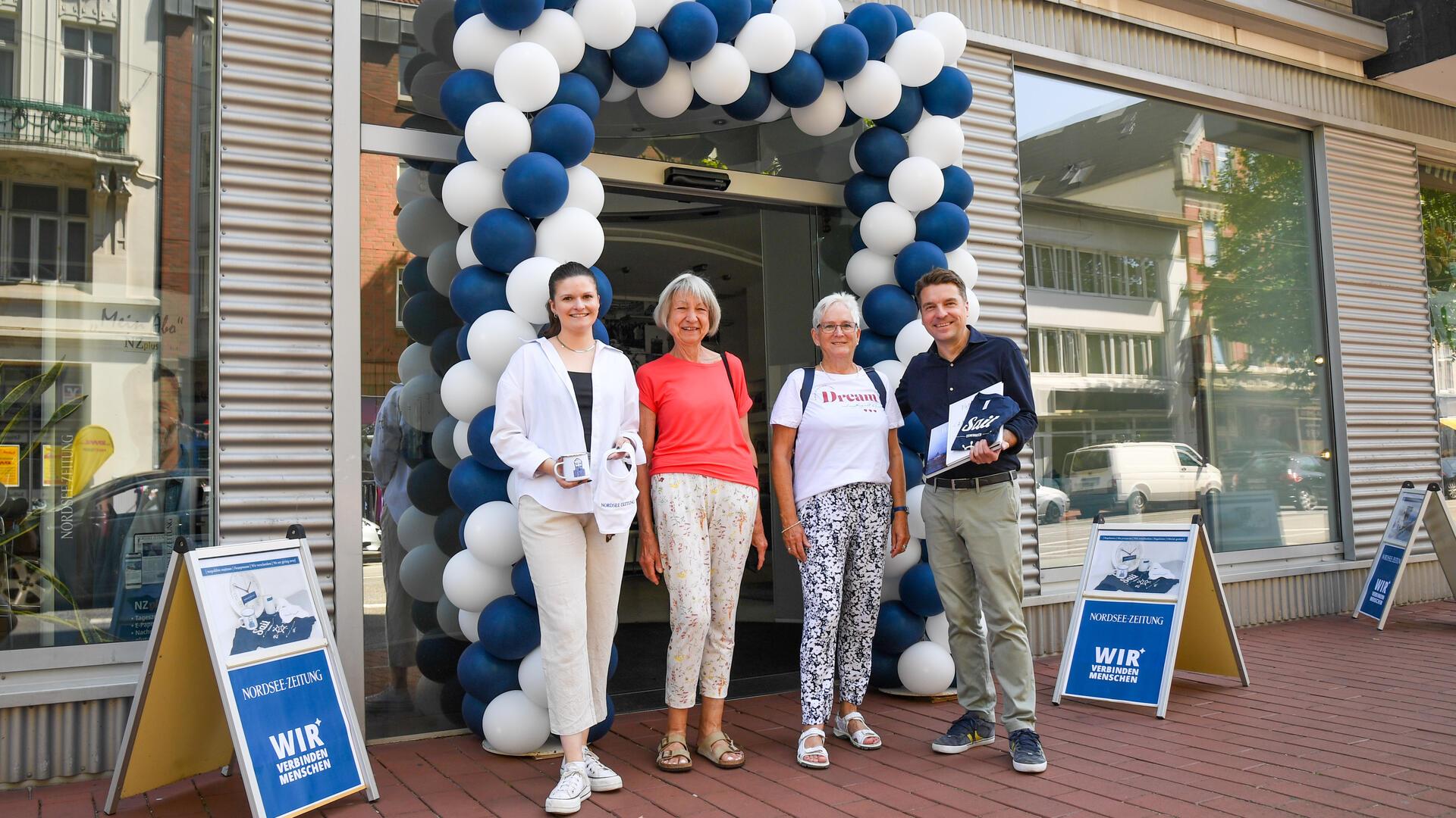 Gehsteigfest in der Hafenstraße: Im Kundenservice-Center der Nordsee-Zeitung verschenken Ann-Christin Kugler (links) und Marc Buße Goodies. Das freut auch die Leserinnen Edeltraut Schlonies (2. von links) und Ruth Heinrich.