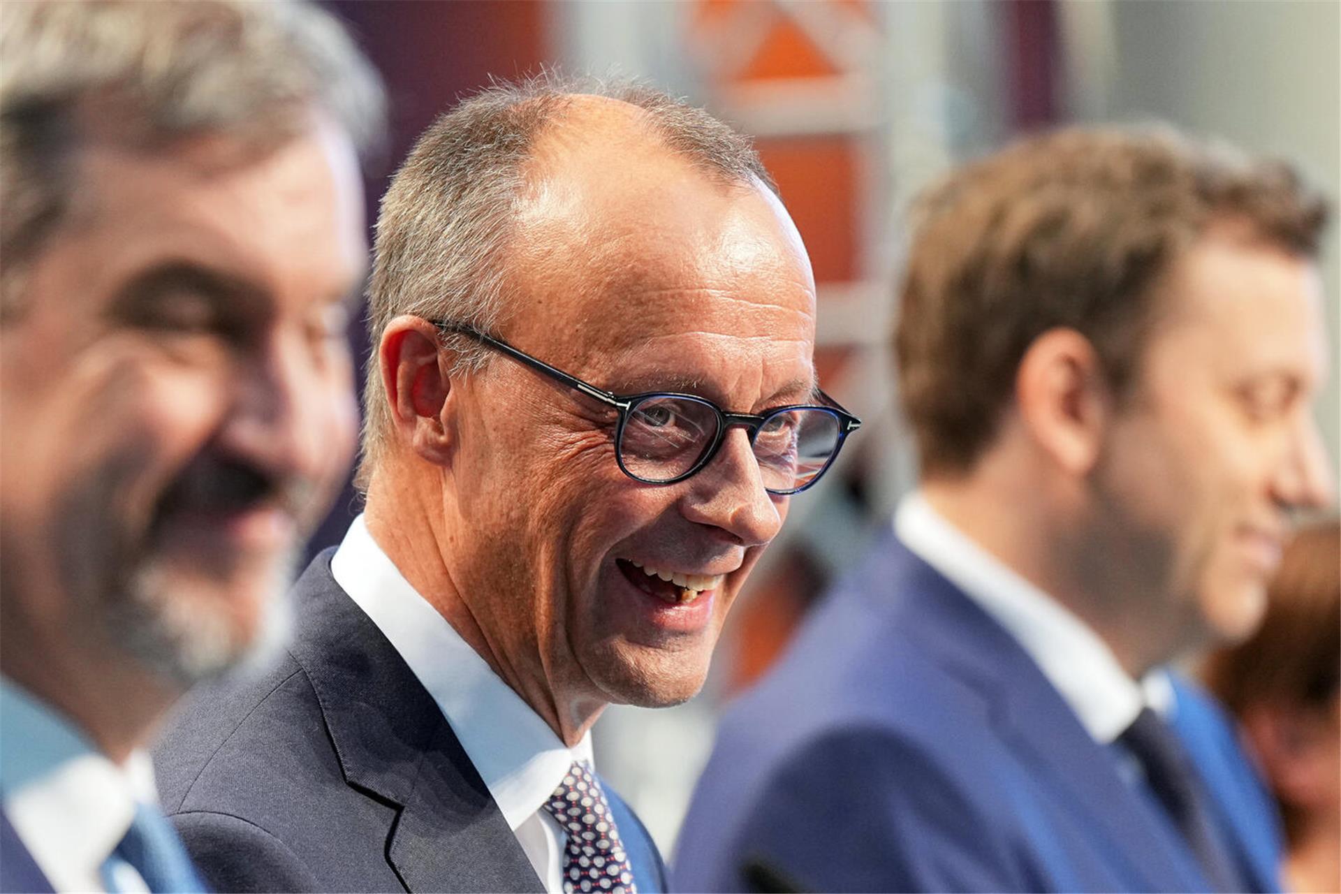  09.04.2025, Berlin: Markus Söder (l-r), Ministerpräsident von Bayern und CSU-Vorsitzender, Friedrich Merz, Unions-Kanzlerkandidat und CDU-Bundesvorsitzender, und Lars Klingbeil, SPD-Fraktions- und Bundesvorsitzender, geben eine Pressekonferenz der Parteivorsitzenden von Union und SPD zur Vorstellung des Koalitionsvertrages im Paul-Löbe-Haus. 