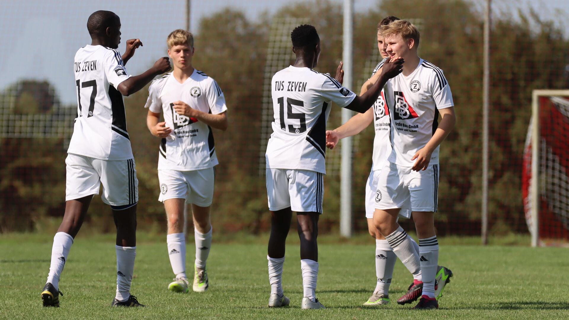 Gelegenheiten zum Torjubel gab es für die Spieler des TuS Zeven beim 9:0-Sieg gegen den Bade SC reichlich.