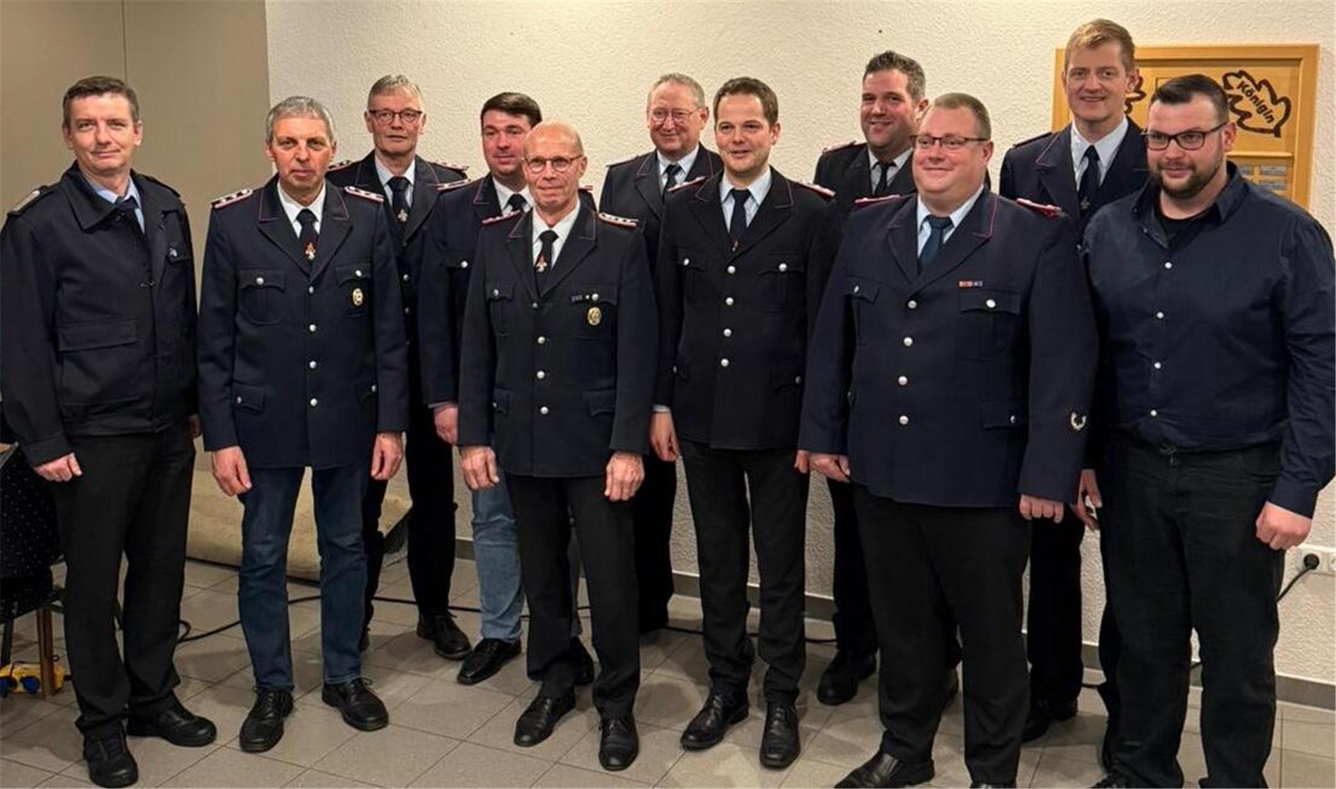 Gemeindebrandmeister Ronald Krause (links) mit den geehrten und gewählten Mitgliedern der Ortsfeuerwehr Farven: (von links) Bernhard Gerken, Reinhard Brandt, Henning Gerken, Reinhard Gerken, Christian Burfeindt, Steffen Brandt, Julian Tomhave, Ortsbrandmeister Kai Martens, Christian Matthes und Neu-Mitglied Axel Beckedorf.