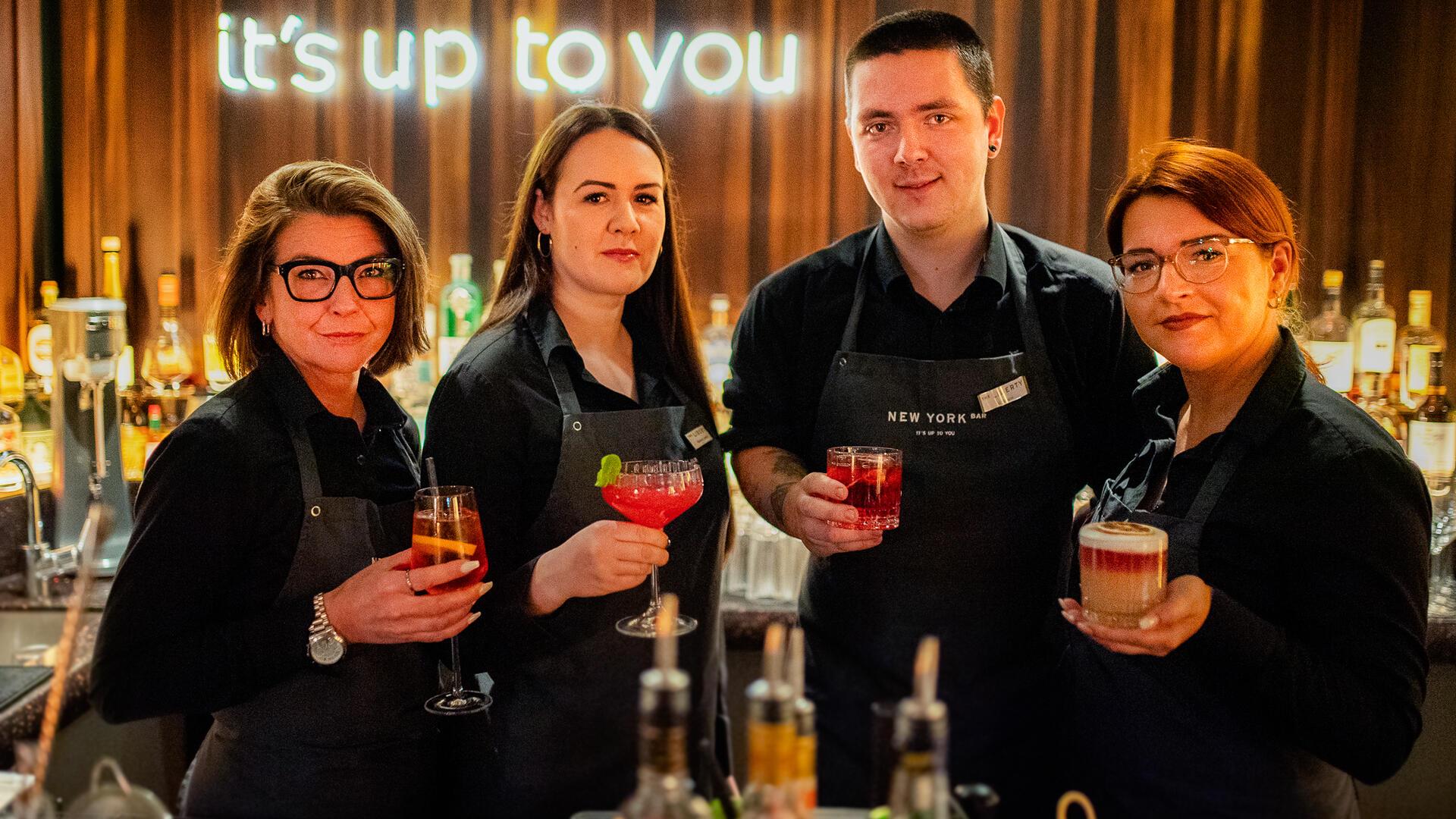 Die Barkeeper und Barkeeperinnen der New York Bar mit ihren Lieblingsdrinks. 