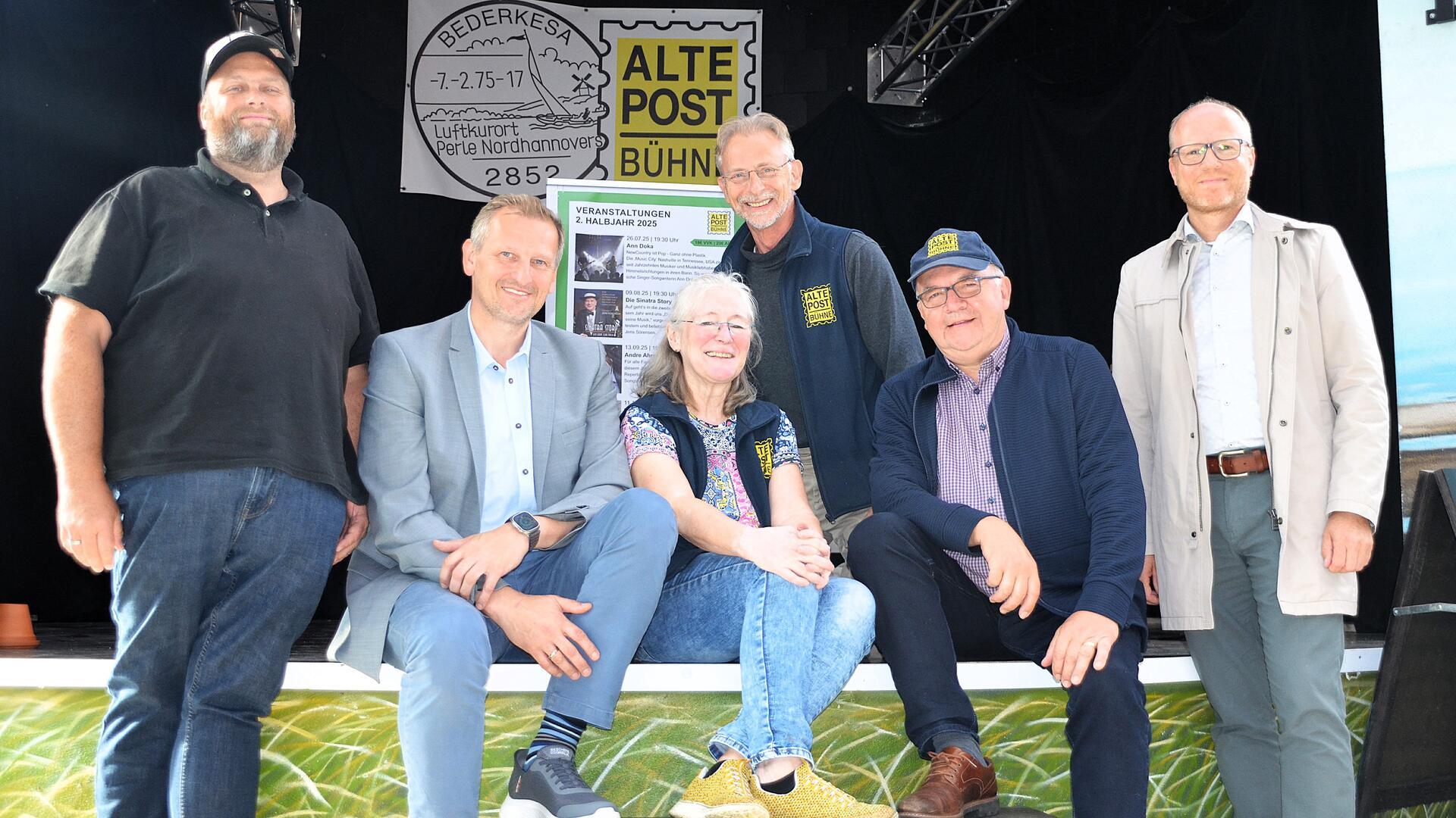 Sechs Menschen haben sich zum Foto aufgestellt