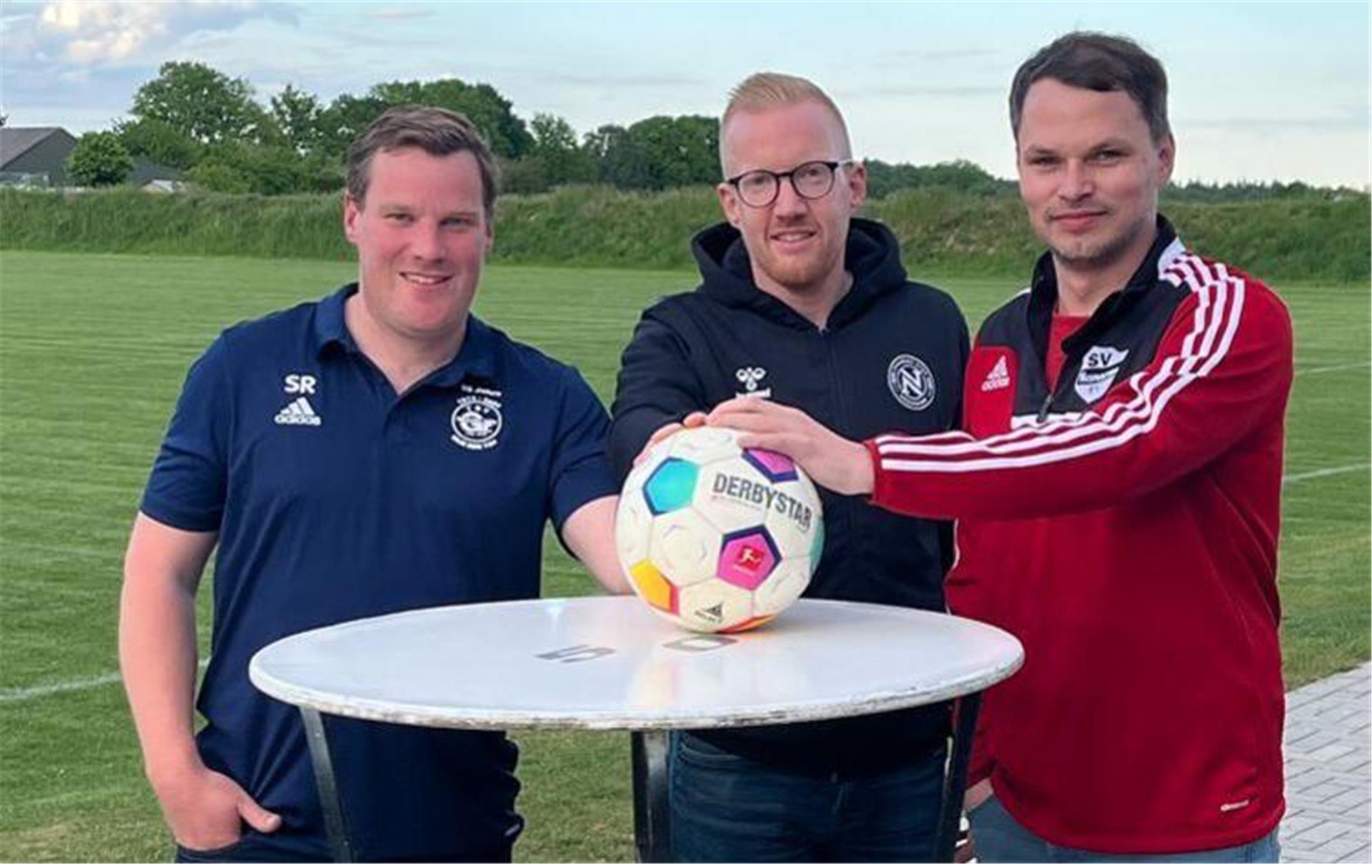 Gemeinsam geht es in die Zukunft (von links): Stefan Rathje (1. Vorsitzender TSV Groß Meckelsen), Johannes Schröder (1. Vorsitzender FC Nordheide) und Jan Detjen (1. Vorsitzender SV Hamersen).