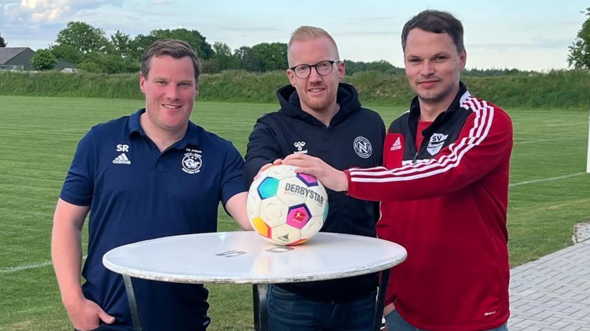 Gemeinsam geht es in die Zukunft (von links): Stefan Rathje (1. Vorsitzender TSV Groß Meckelsen), Johannes Schröder (1. Vorsitzender FC Nordheide) und Jan Detjen (1. Vorsitzender SV Hamersen).
