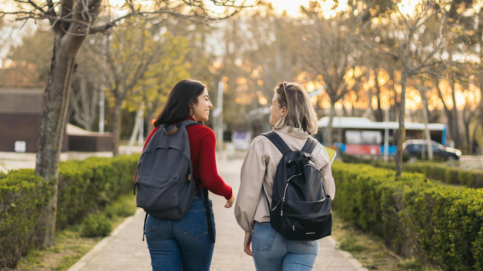 Zwei Frauen gehen spazieren, sie tragen jeweils einen Rucksack. Gemeinsam laut und sichtbar: Mädchen und junge Frauen setzen am Weltmädchentag in Bremerhaven ein starkes Zeichen für ihre Rechte, Vielfalt und Selbstbestimmung.