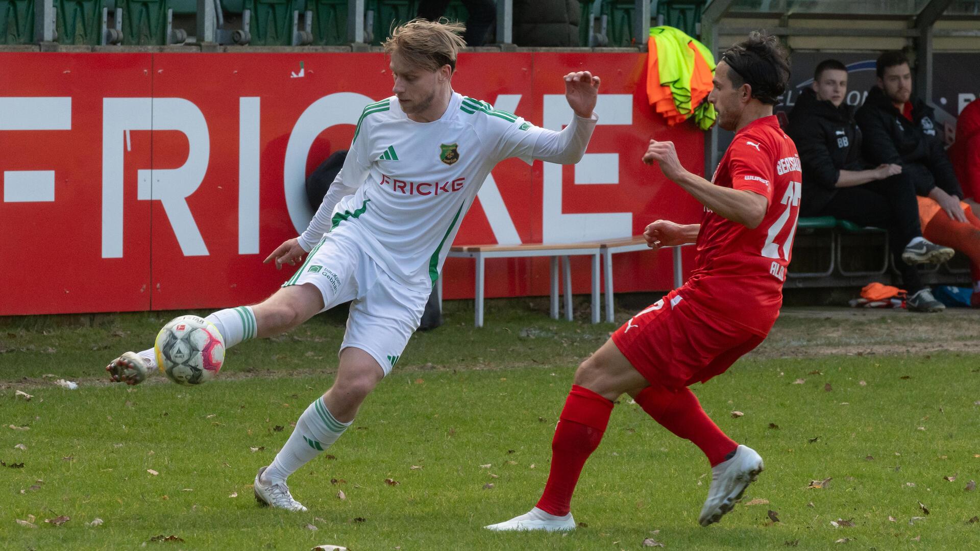 Gemeinsam mit Tjade Motzkus verdiente sich Luca Rene Althausen (links)  zuletzt sehr gute Noten in der Abwehrzentrale. Gegen Bersenbrück wird er erneut alles daran setzen, gemeinsam mit seinem Team zu punkten.