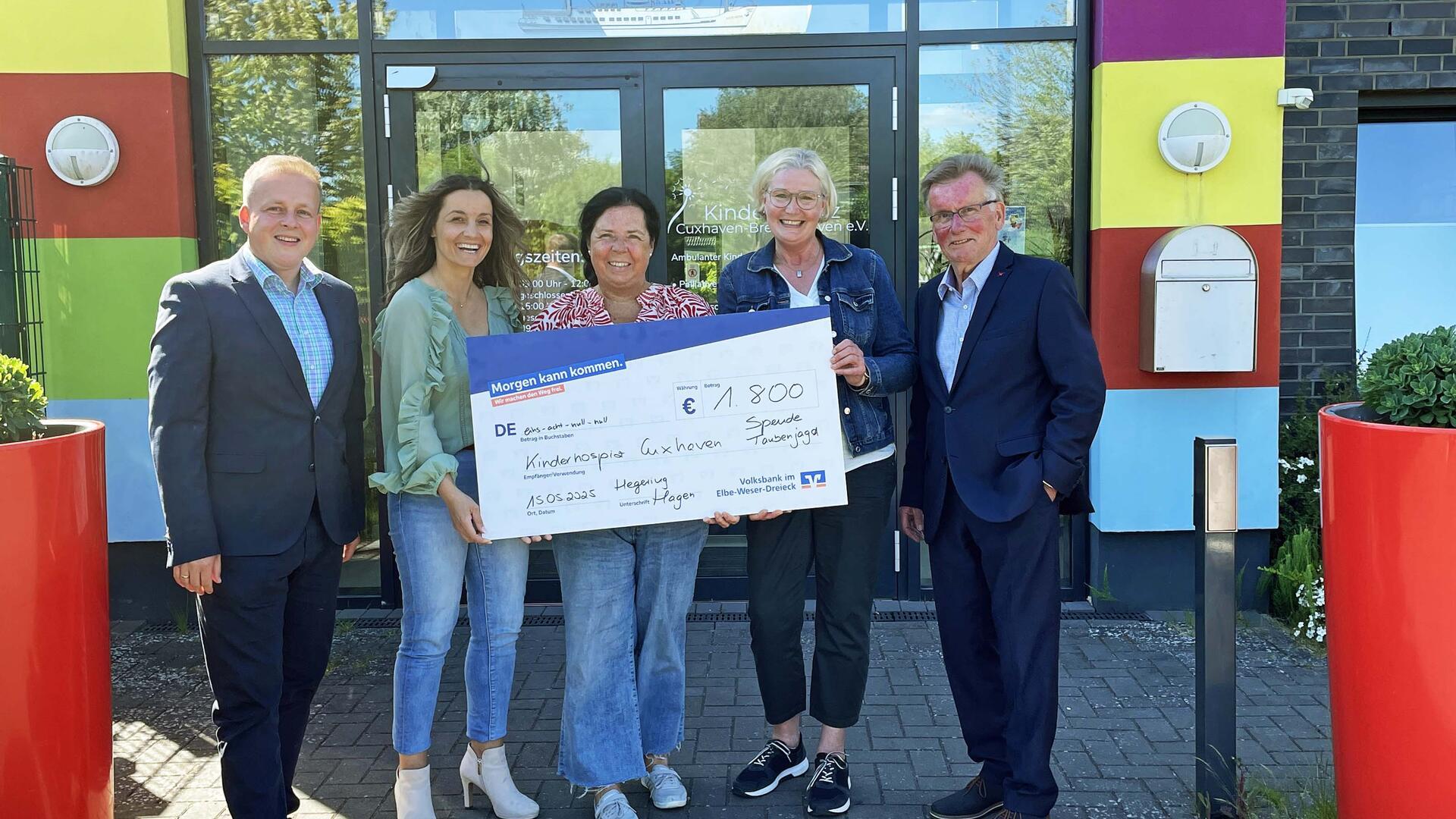 Gemeinsam mit dem Hegeringleiter Mirco Riethmüller (links) und seiner Stellvertreterin Conny Trowitzsch (2.v.r.) freuten such Azize Subasic, Carmen Bikker und Rüdiger Kurmann (von links) vom Kinderhospiz Cuxhaven über die Spende der Jäger.