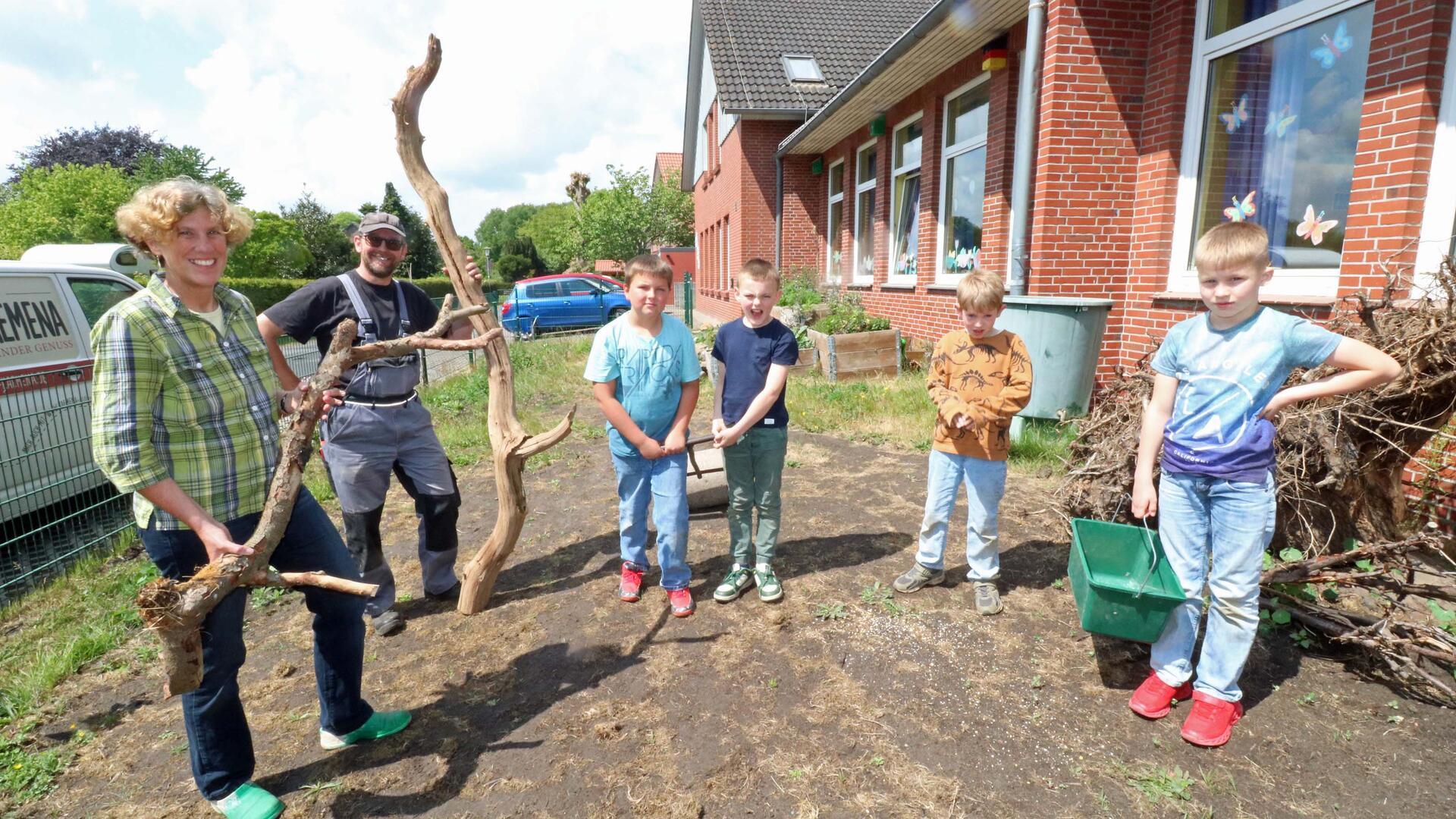 Gemeinsam mit ihren Schülern legten Lehrerin Inga Steenken und Hajo Kaemena neben der Uthleder Grundschule eine Blühwiese an.
