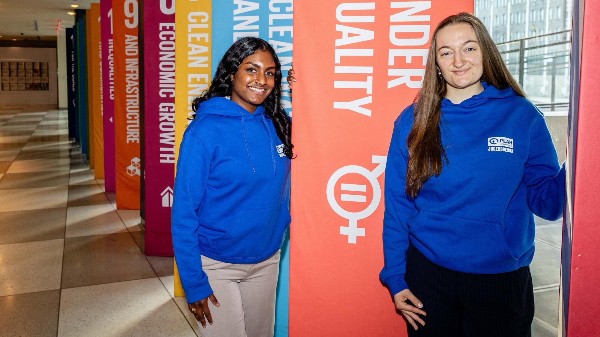 Vithya Wijayaratnam aus Sri Lanka und Amelie Effe (rechts) aus Uthlede in einem Gang eines Gebäudes in New York. Die beiden jungen Frauen vertreten Deutschland bei der UN-Frauenrechtskonferenz. 