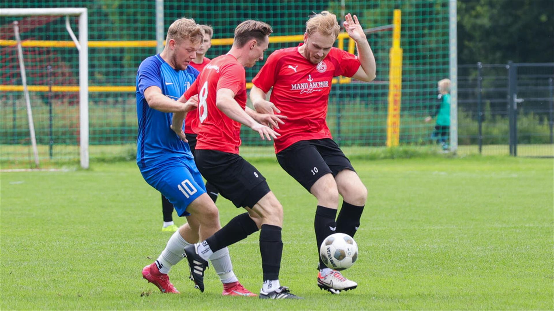 Gemeinsam stoppen die TSVer Jascha Lamp (rechts und Matthis Lemmermann (Mitte) Thore Mangels vom FC Alfstedt/Ebersdorf.