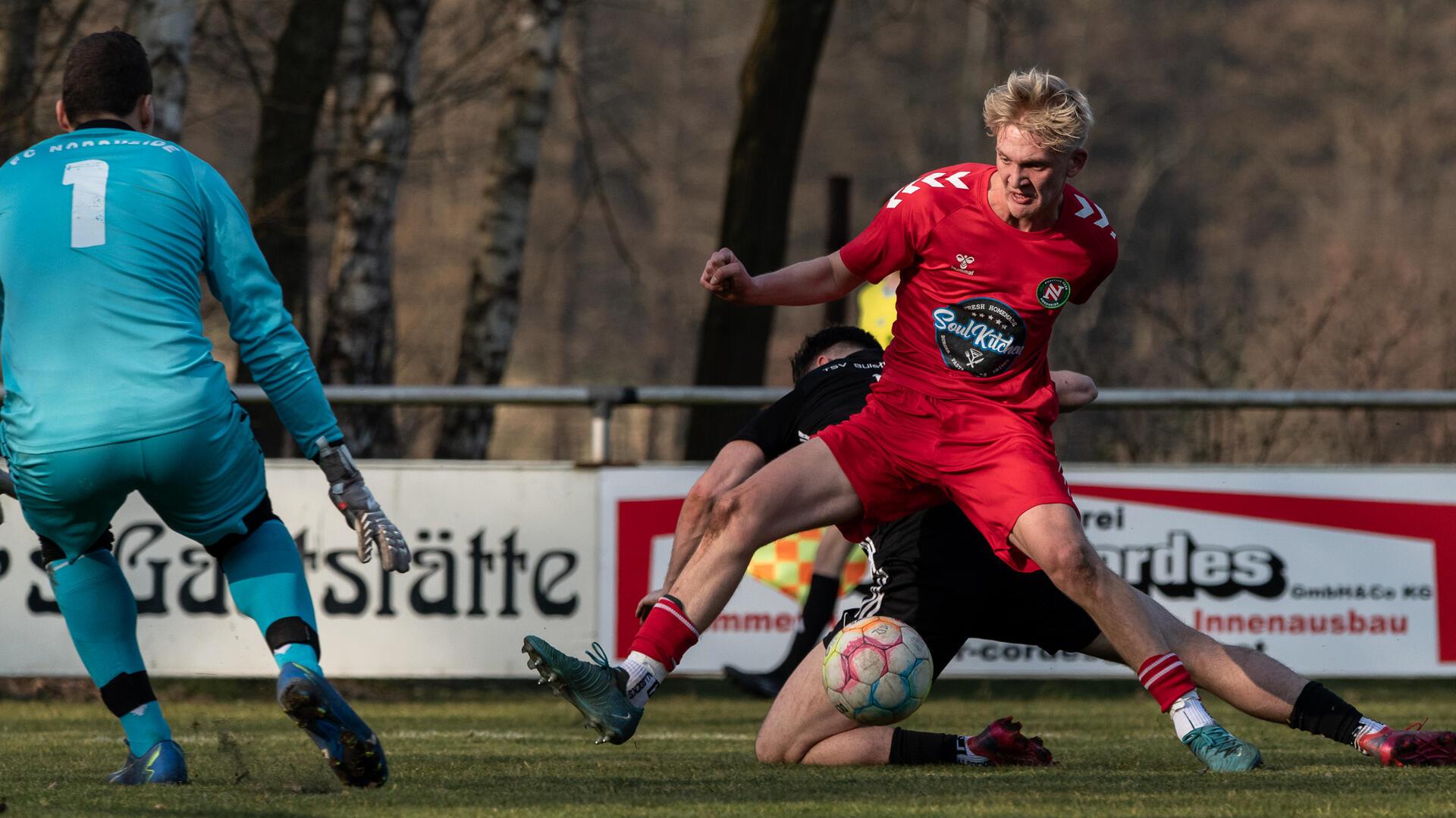 Abstiegskampf im Fokus: Nervenspiele am Sonntag Gemeinsames verteidigen hier Felix Kypta und Torwart Nico Hüttmann. Im wegweisenden Spiel des FC Nordheide gegen den MTV Hesedorf werden sie ihr Tor sauber halten müssen.