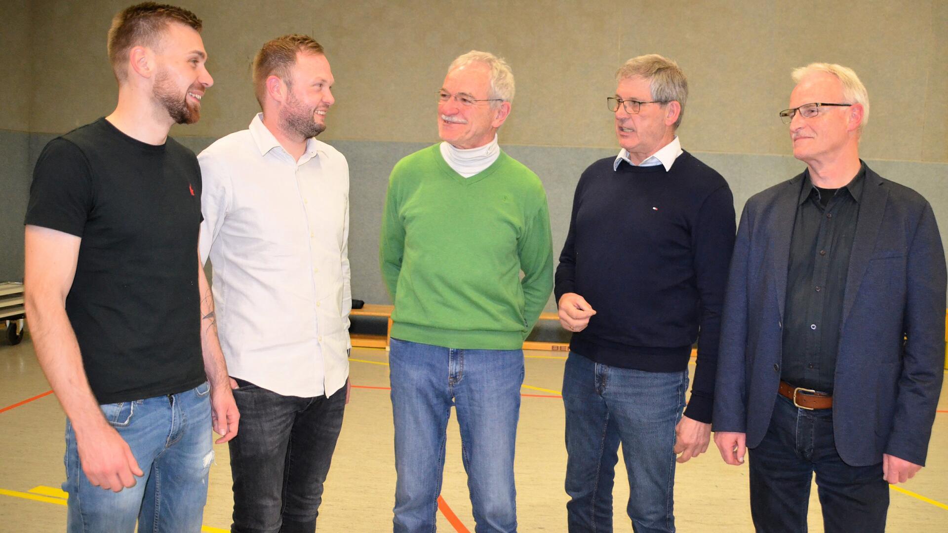 Generationswechsel beim TSV Elmlohe-Marschkamp (von links): Marvin Schlickriede (1. Vorsitzender) und Dennis Neide (2. Vorsitzender) nehmen den besonders geehrten Sportkameraden Werner Wöhlke gemeinsam mit ihren Vorgängern Johann Wahlers und Bernd Rother in die Mitte.