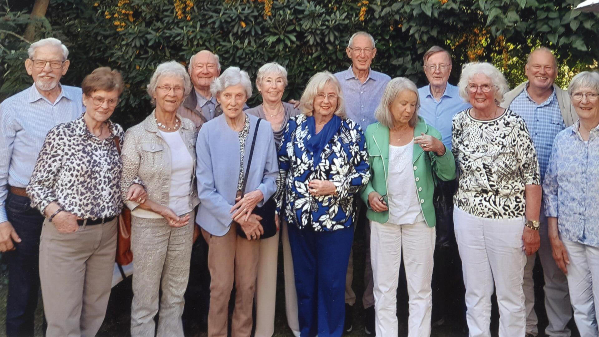 Genossen ein Klassentreffen nach 68 Jahren: (von links) Volker Greite, Marga Gevecke, Bärbel Greite, Dr. Friedrich Vetter, Heide Pülsch, Gudrun Schöttler, Ursula Cordes, Dieter Bielke, Gisela Claus, Dieter Kück, Gisela Blank, Ulrich Claus und Grietje Bielke.