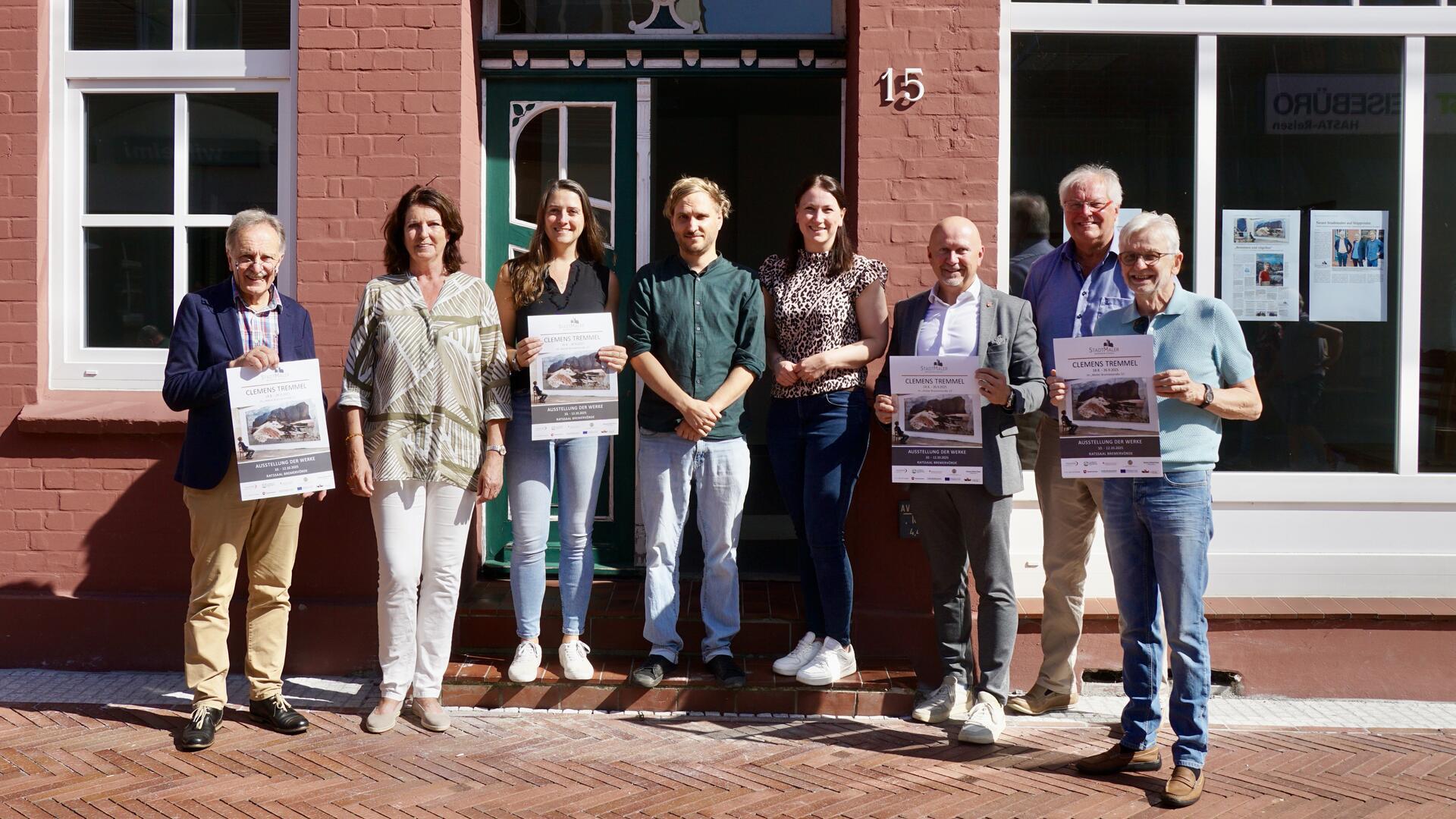 Georg Tretzmüller (von links), Martina Klingner, Theresa Borgardt, Wilfried Riggers (von rechts) und Manfred Bordiehn vom Kultur- und Heimatkreis Bremervörde begrüßten den neuen Stadtmaler Clemens Tremmel (Vierter von links) am Montagnachmittag gemeinsam mit Bürgermeister Michael Hannebacher (Dritter von rechts) und Marina Imbusch (Dritte von rechts), Öffentlichkeitsbeauftragte der Stadt. Nach dem Pressegespräch im Rathaus besuchten sie gemeinsam die Atelierräume in der Fußgängerzone. 
