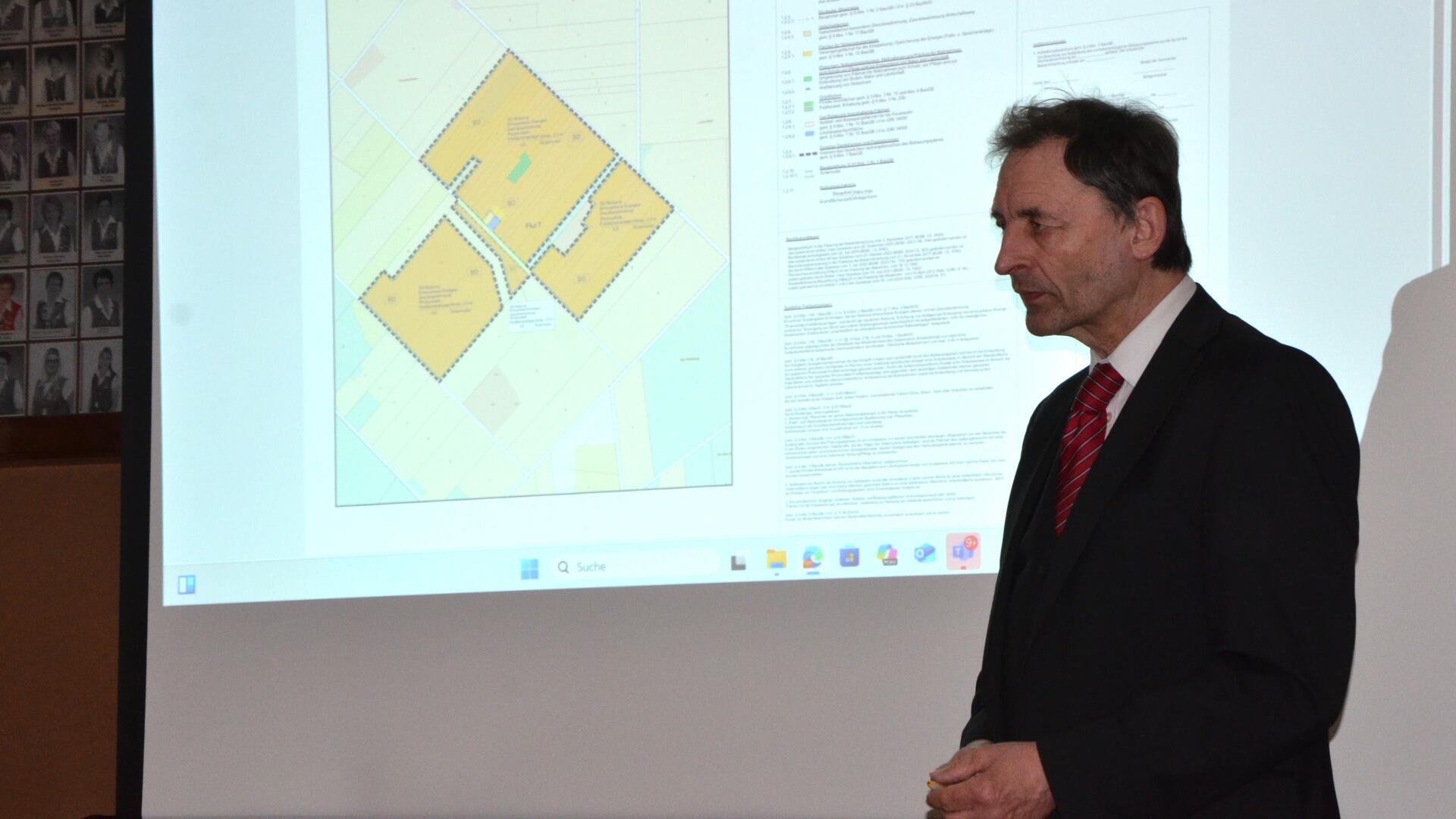 Geschäftsführer Holger Müller von der Planungsgruppe Müller stellte das Solarpark-Projekt vor. Investor wird die Firma SwissEnergy aus der Schweiz sein.