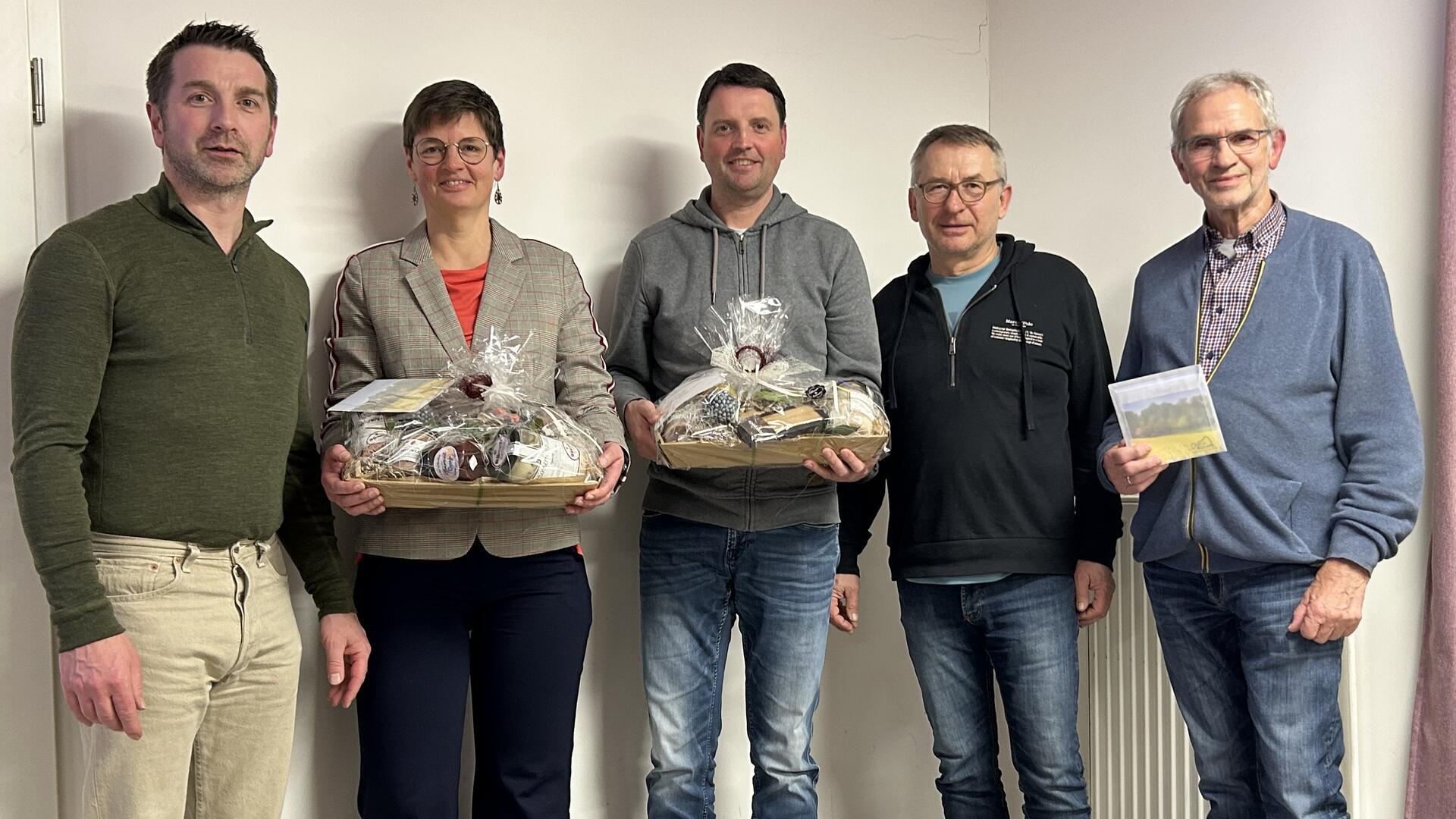 Geschenke gab es für ausscheidende Vorstandsmitglieder und ein langjähriges Mitglied (von links): Stephan Kück-Lüers (1. Vorsitzender), Martina van Dam (ehemalige Schriftführerin), Michael Poppe (ehemals Festausschuss), Günter Neß (2. Vorsitzender) und Herbert Schulz (40 Jahre Mitglied).
